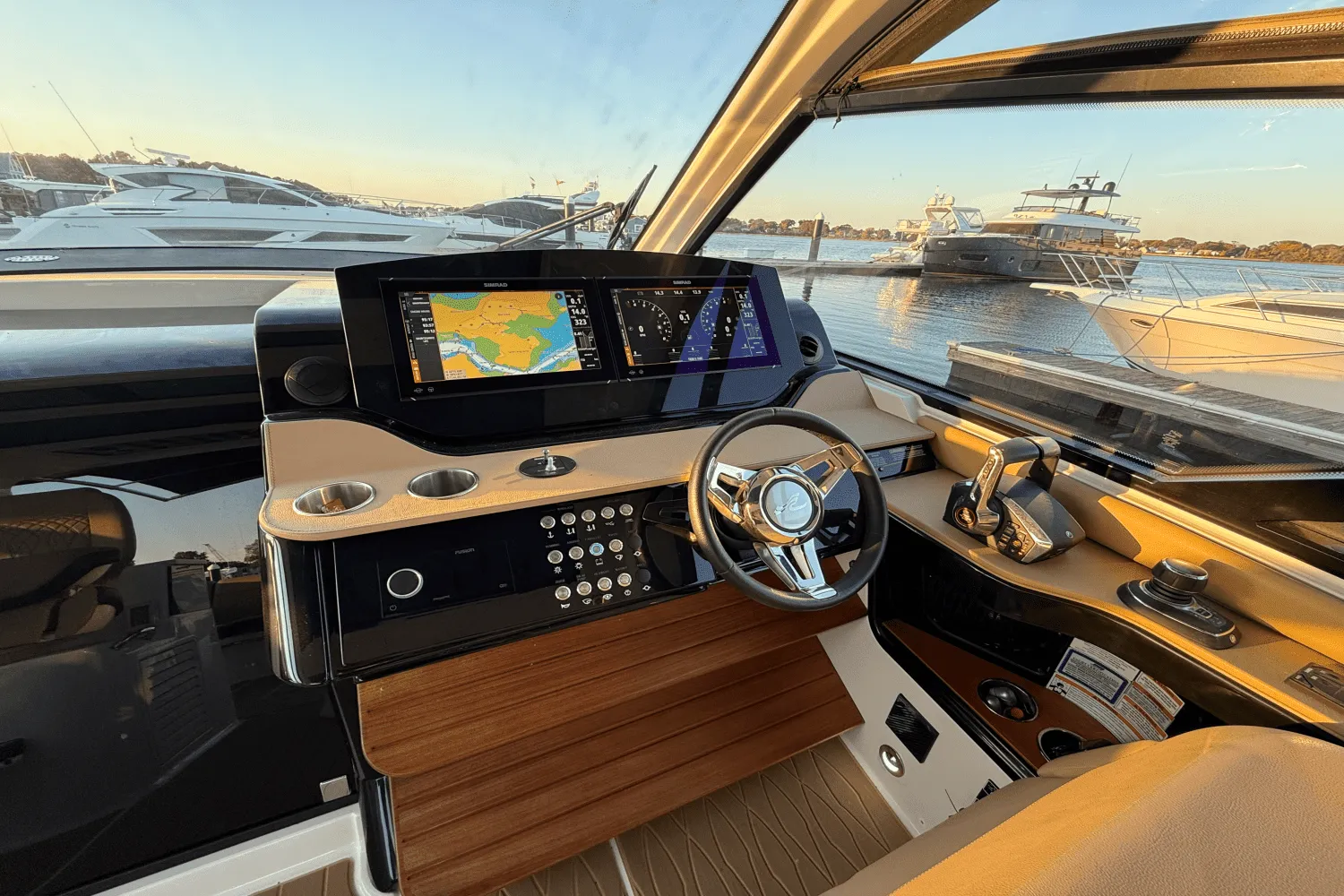 2023 Sea Ray 370 SUNDANCER OUTBOARD Image Thumbnail #9