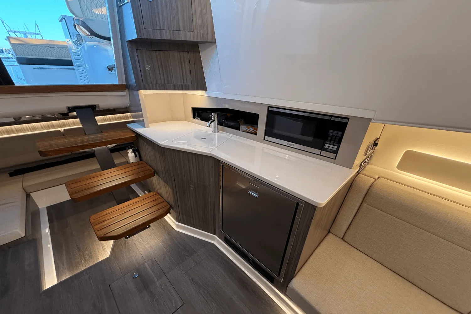 2023 Sea Ray 370 SUNDANCER OUTBOARD Image Thumbnail #20