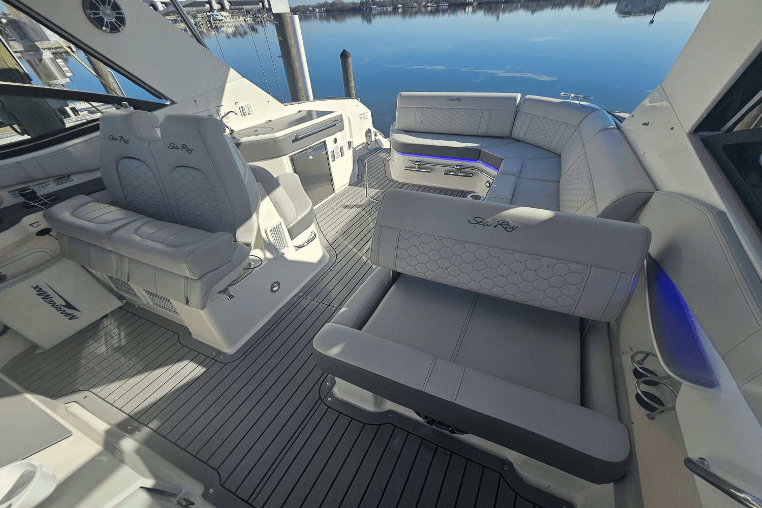 2021 Sea Ray 320 SUNDANCER Image Thumbnail #16