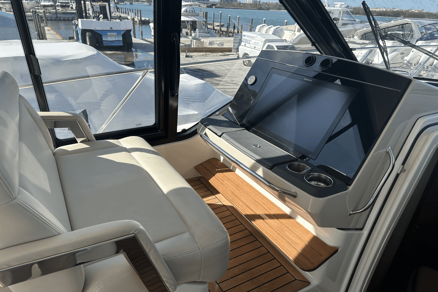 2022 Boston Whaler 405 CONQUEST - FULL TOWER Image Thumbnail #6