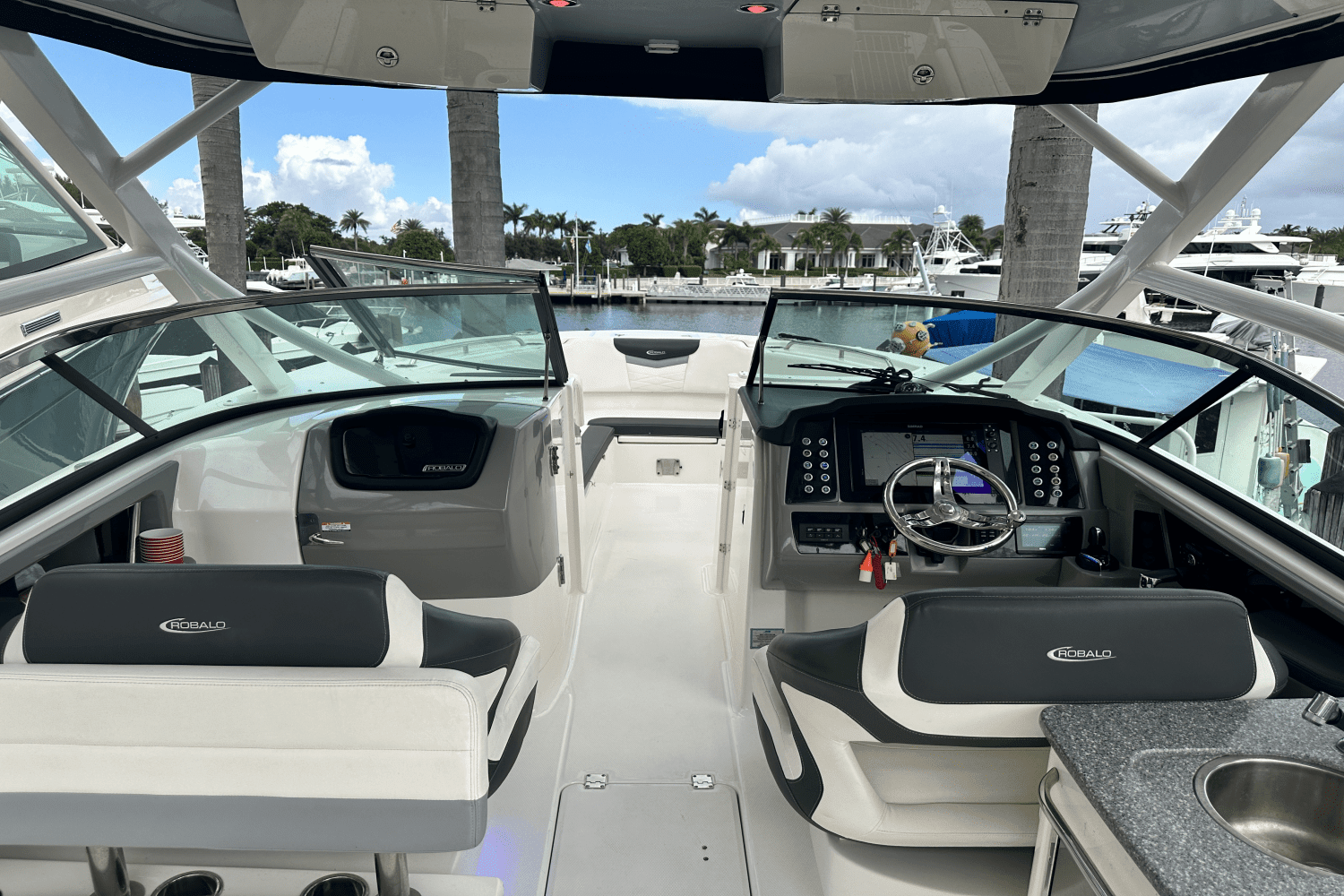 2022 Robalo R317 DUAL CONSOLE Image Thumbnail #6