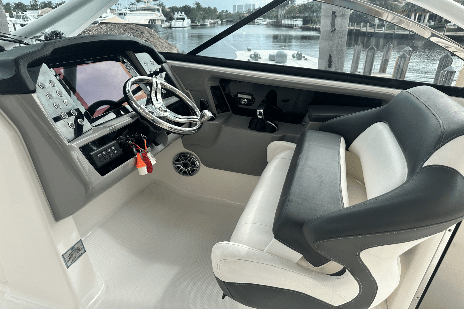 2022 Robalo R317 DUAL CONSOLE Image Thumbnail #4