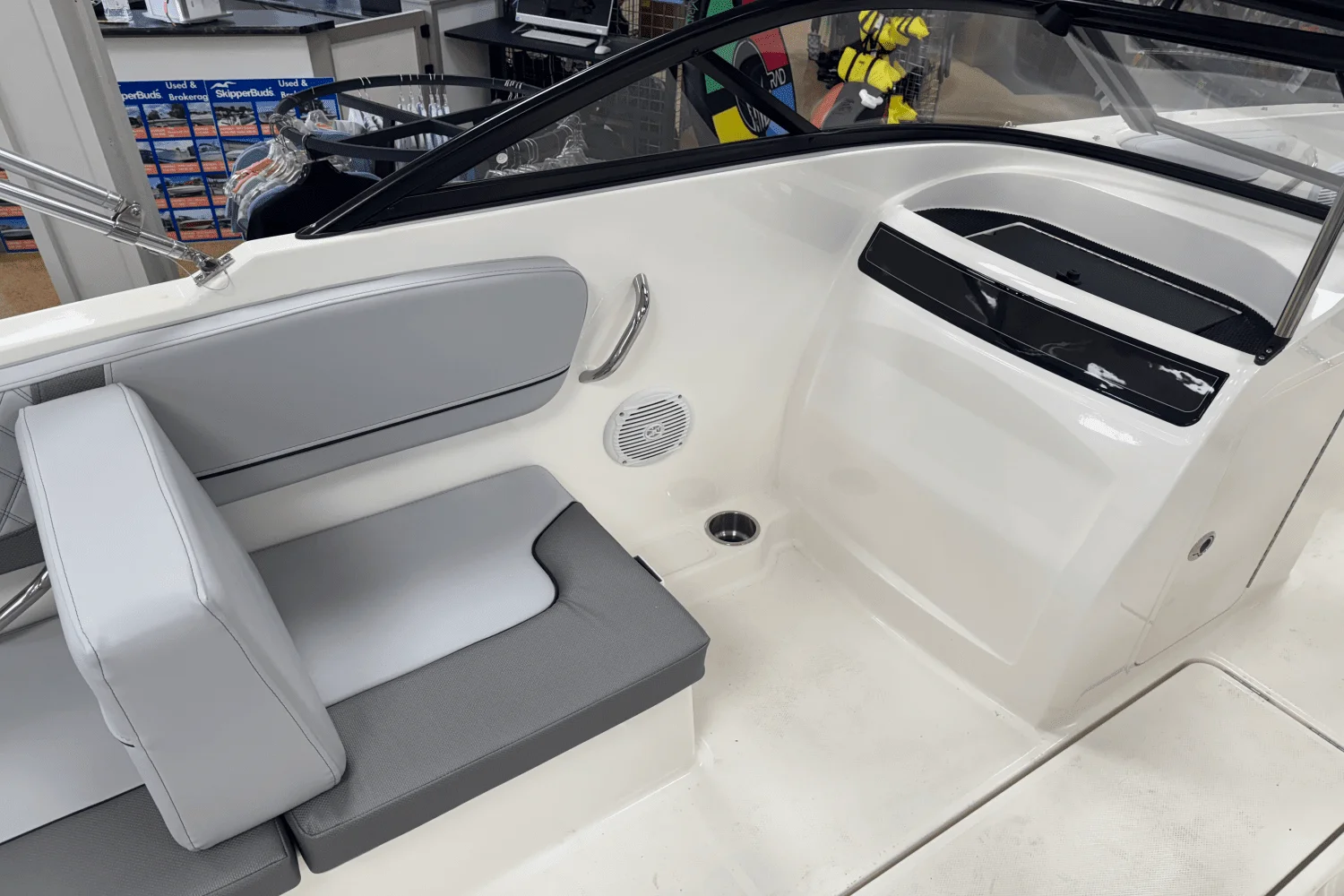 2025 Bayliner VR4OB Image Thumbnail #10