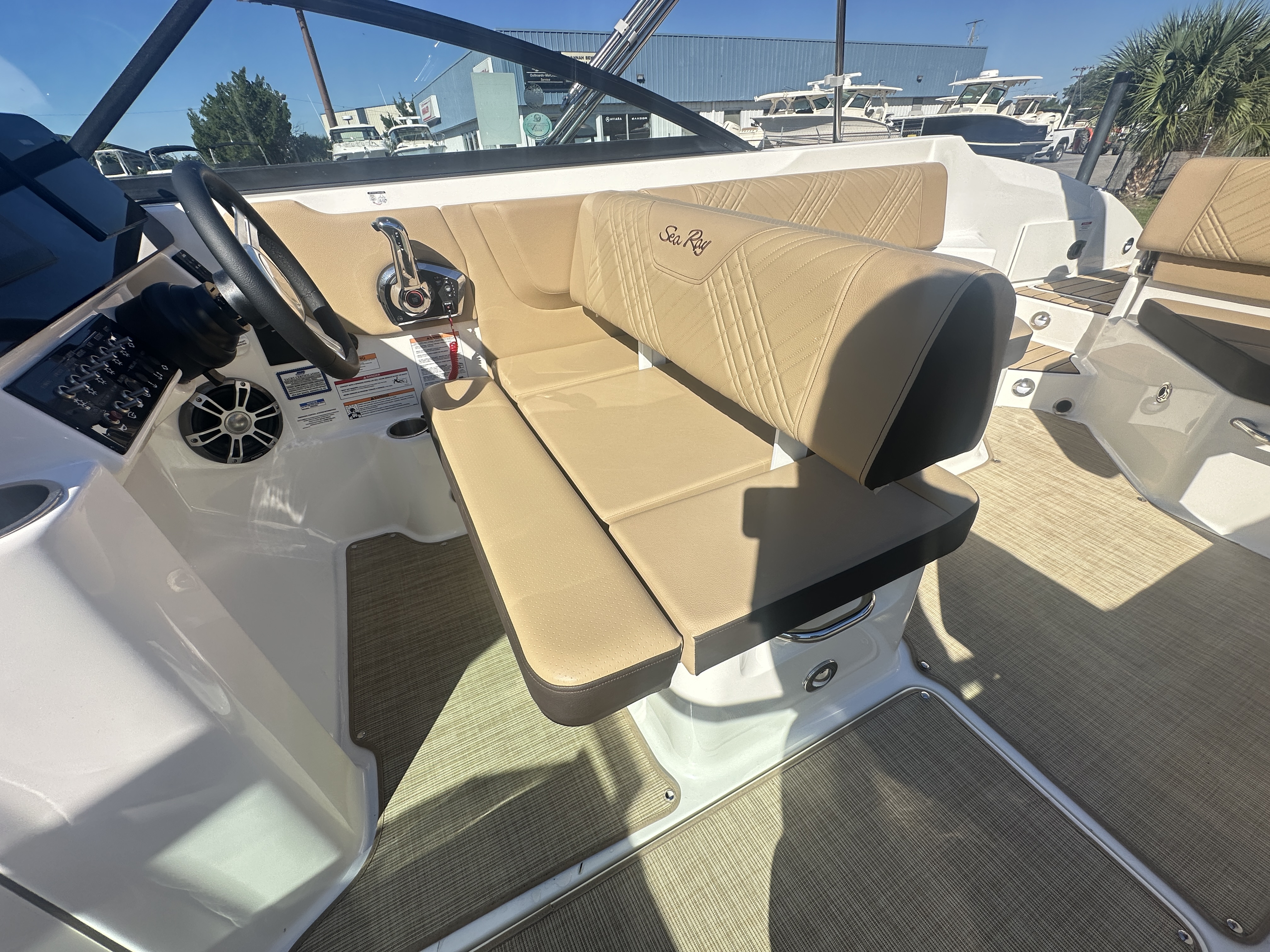 2025 Sea Ray SDX 270 Outboard Image Thumbnail #19