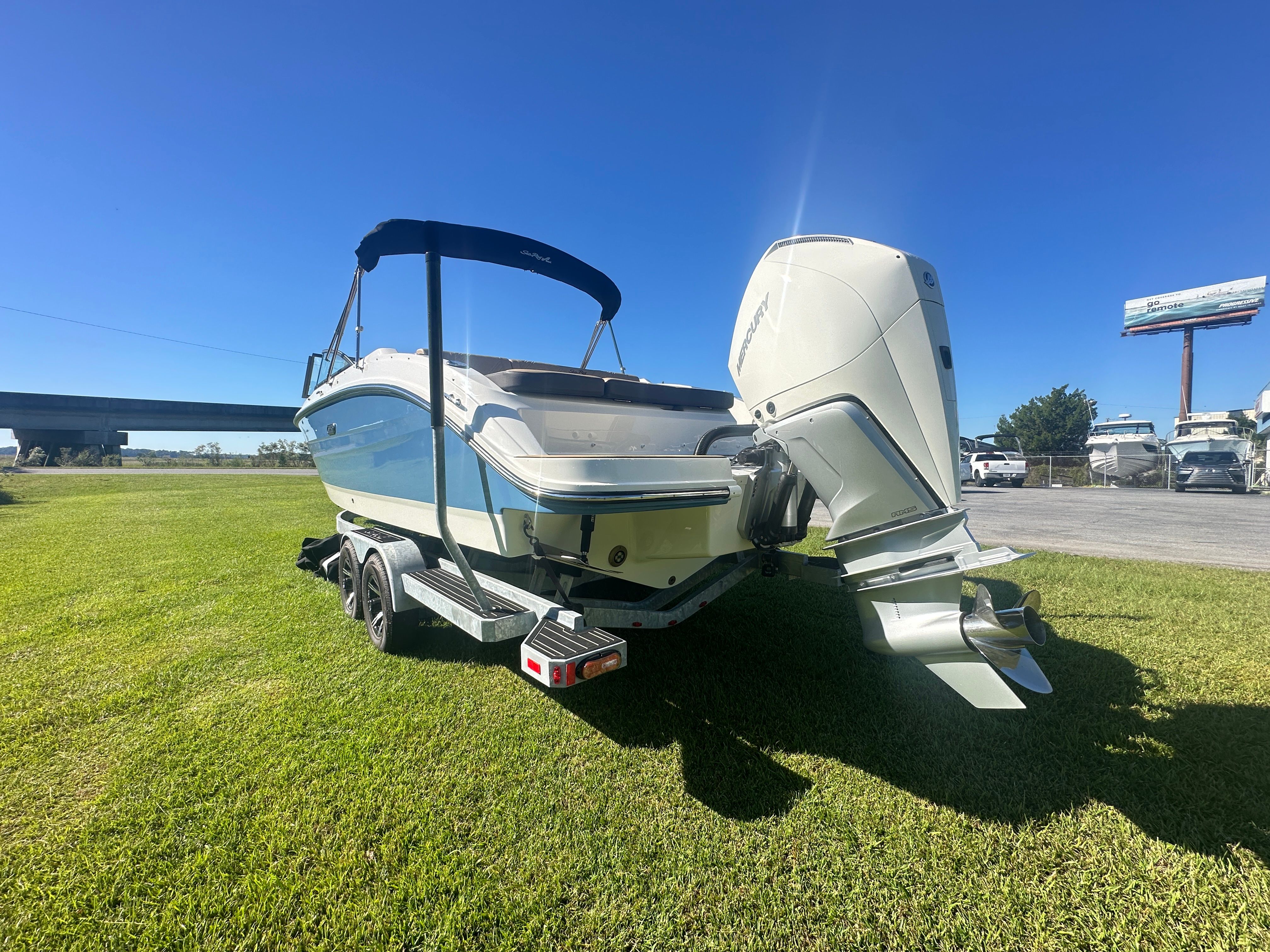 2025 Sea Ray SDX 270 Outboard Image Thumbnail #2