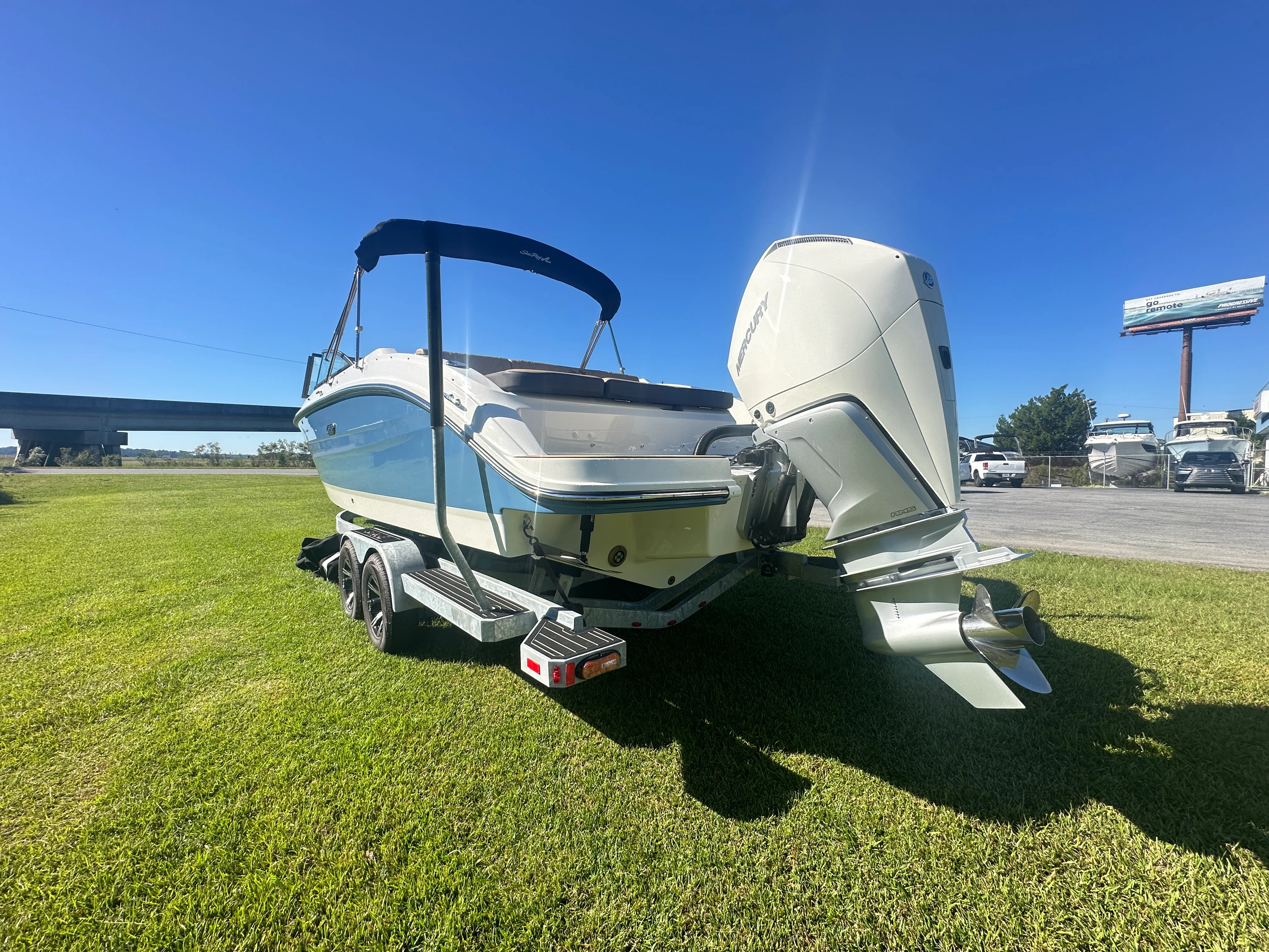 2025 Sea Ray SDX 270 Outboard Image Thumbnail #2