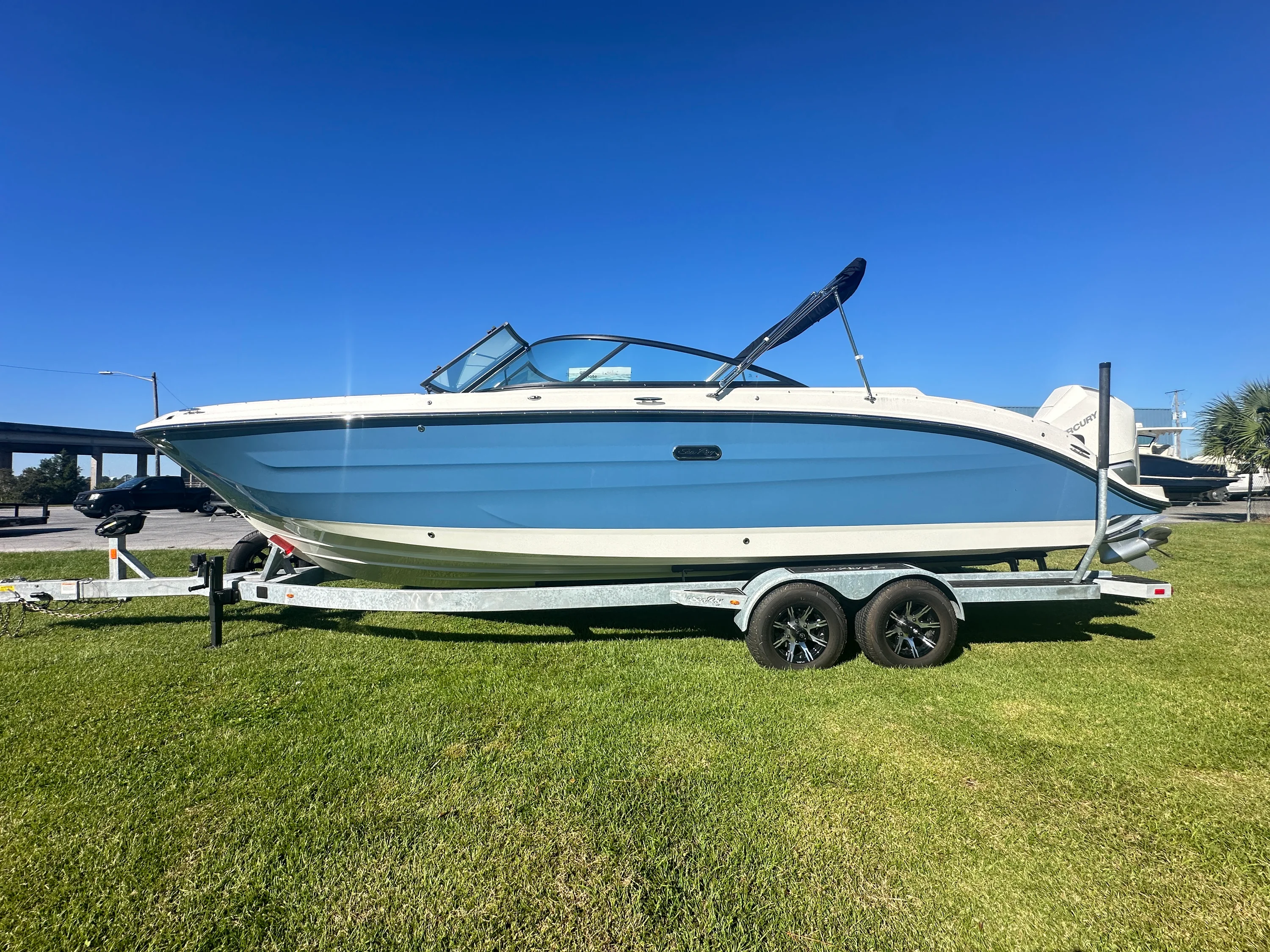 2025 Sea Ray SDX 270 Outboard Image Thumbnail #3