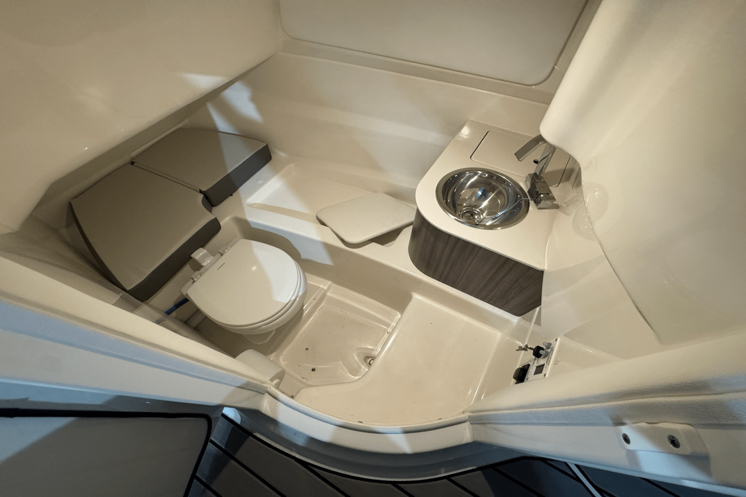 2025 Sea Ray SDX 250 Surf Image Thumbnail #33