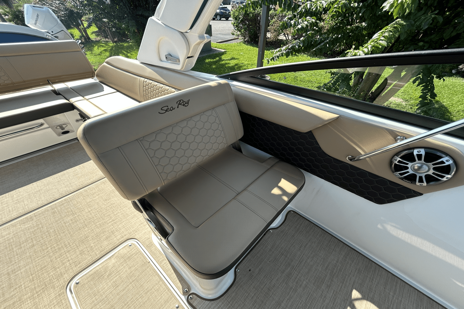 2025 Sea Ray SDX 250 Outboard Image Thumbnail #13