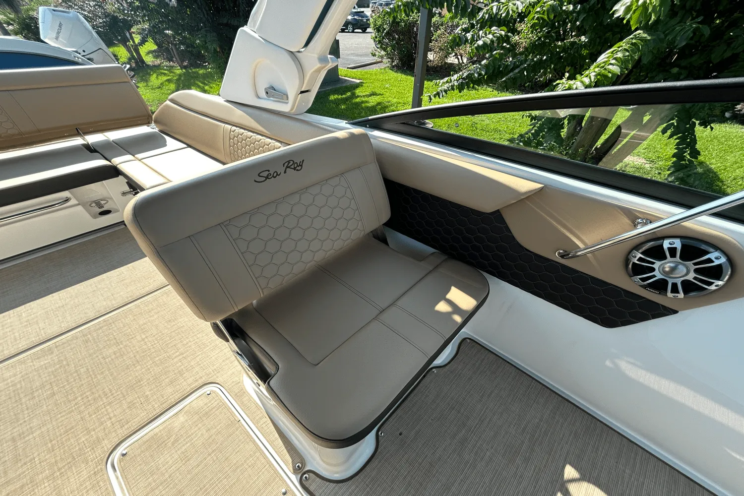 2025 Sea Ray SDX 250 Outboard Image Thumbnail #13