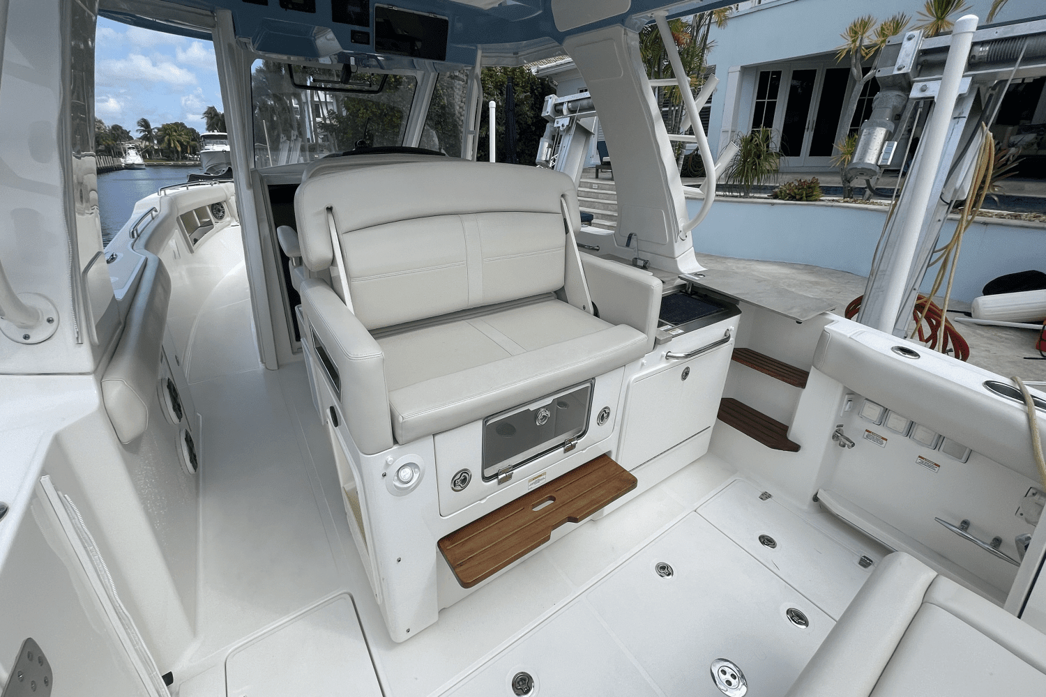 2022 Boston Whaler 350 REALM Image Thumbnail #31