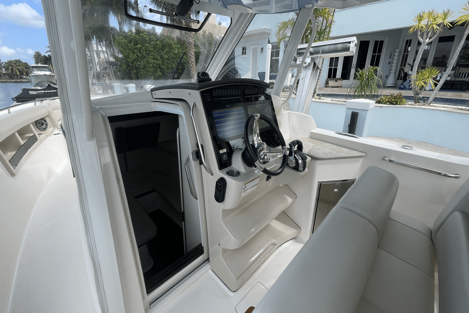 2022 Boston Whaler 350 REALM Image Thumbnail #18