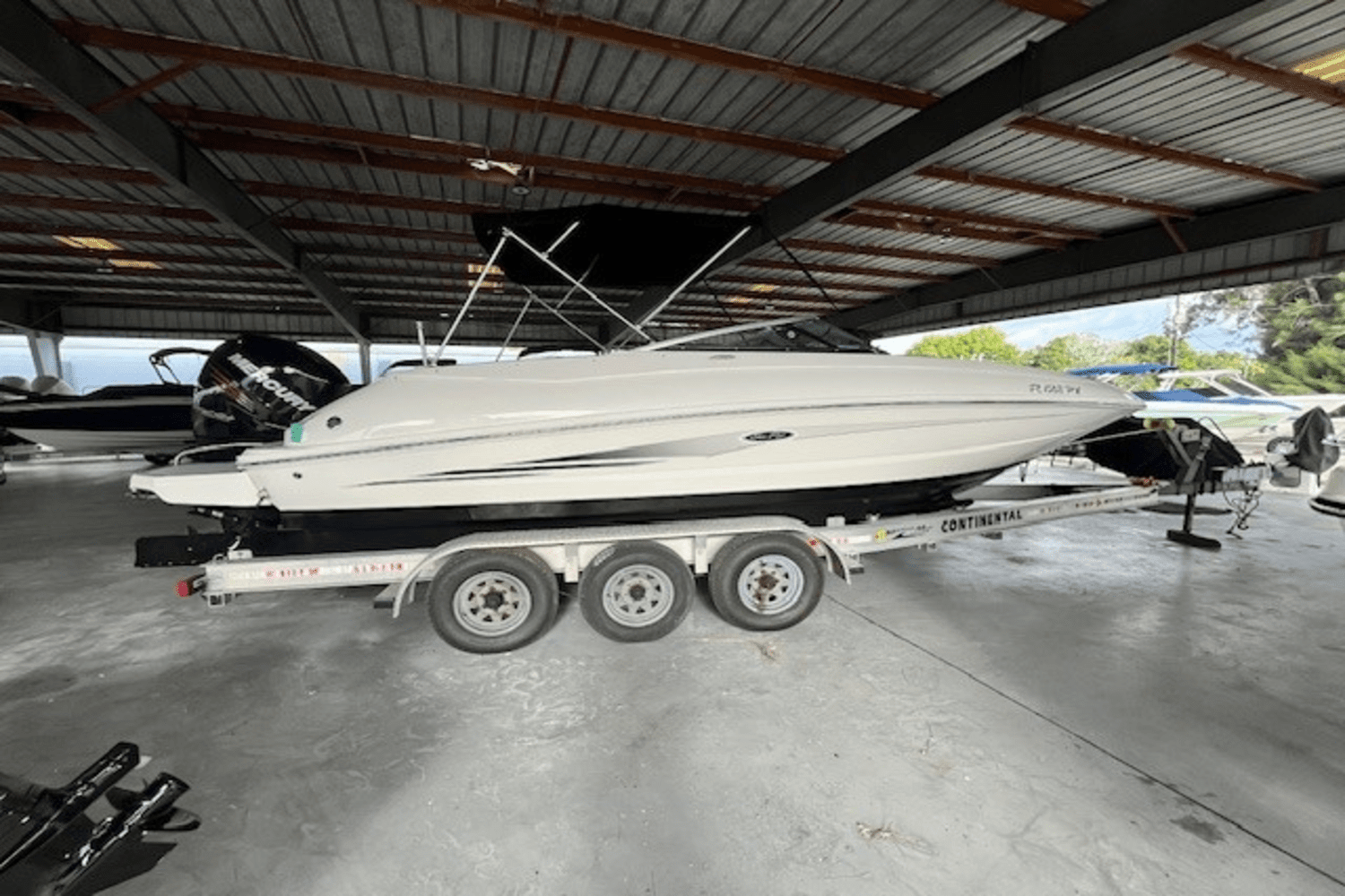 2015 Sea Ray 240 SUNDECK OUTBOARD Image Thumbnail #2