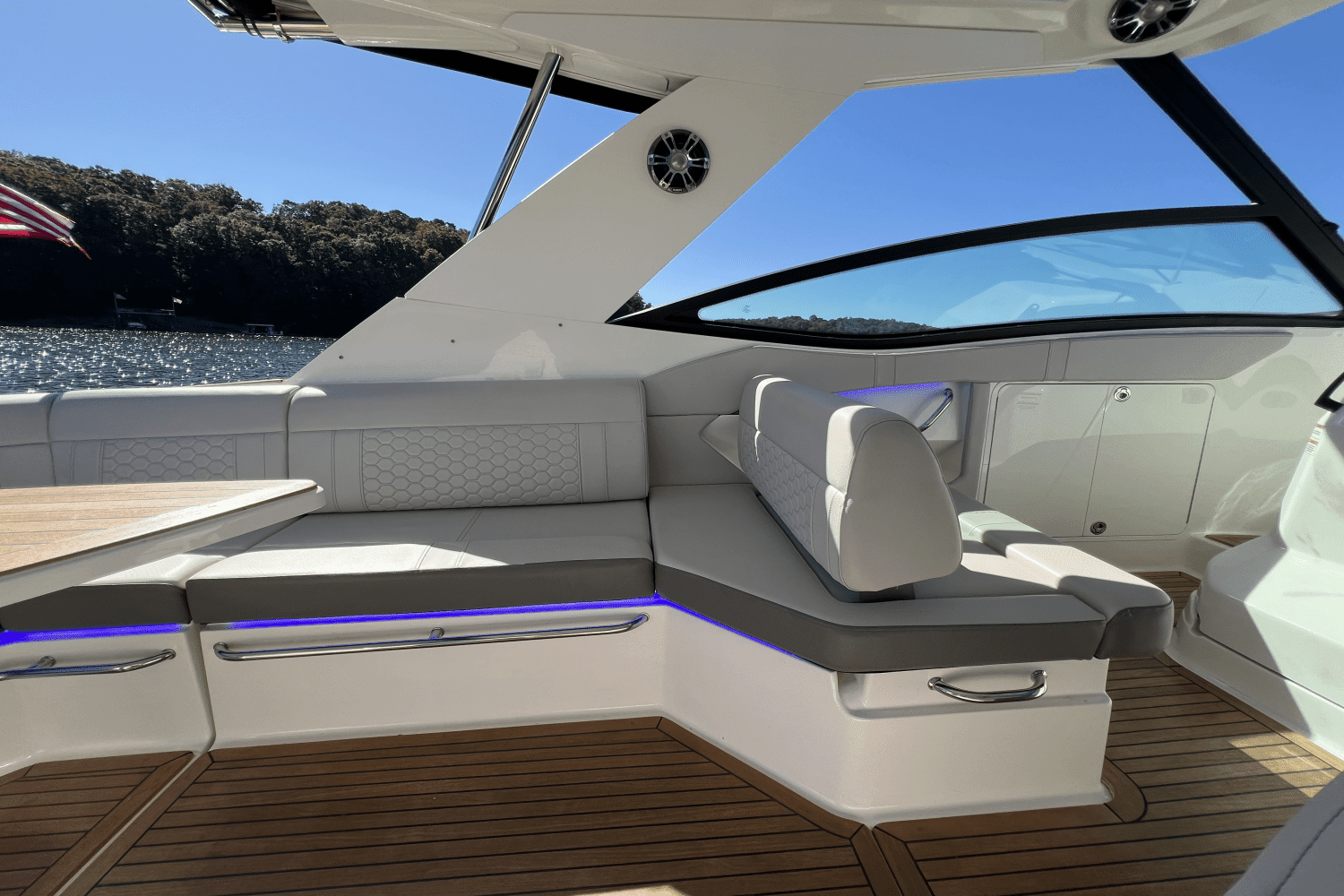 2022 Sea Ray 320 SUNDANCER Image Thumbnail #22