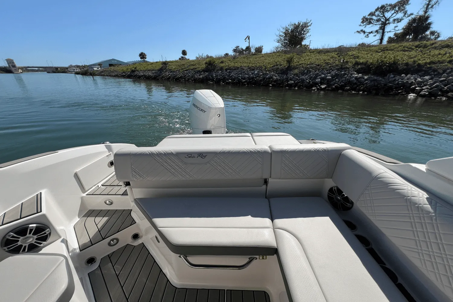 2025 Sea Ray SDX 270 Outboard Image Thumbnail #73