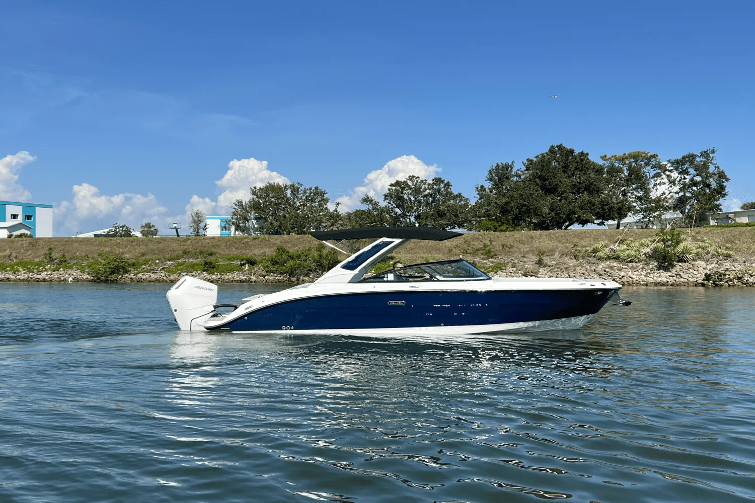 2025 Sea Ray SDX 270 Outboard Image Thumbnail #2