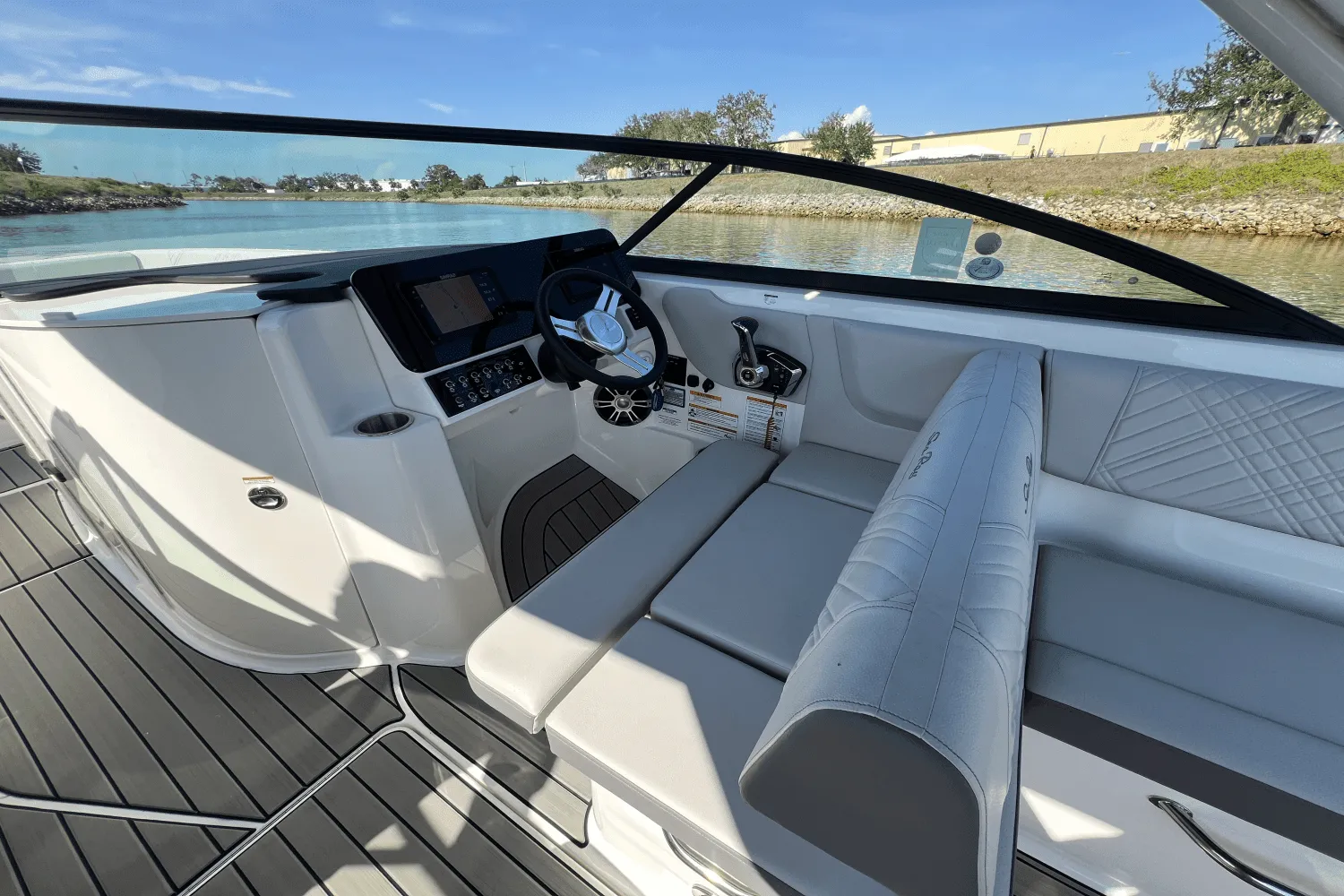 2025 Sea Ray SDX 270 Outboard Image Thumbnail #67