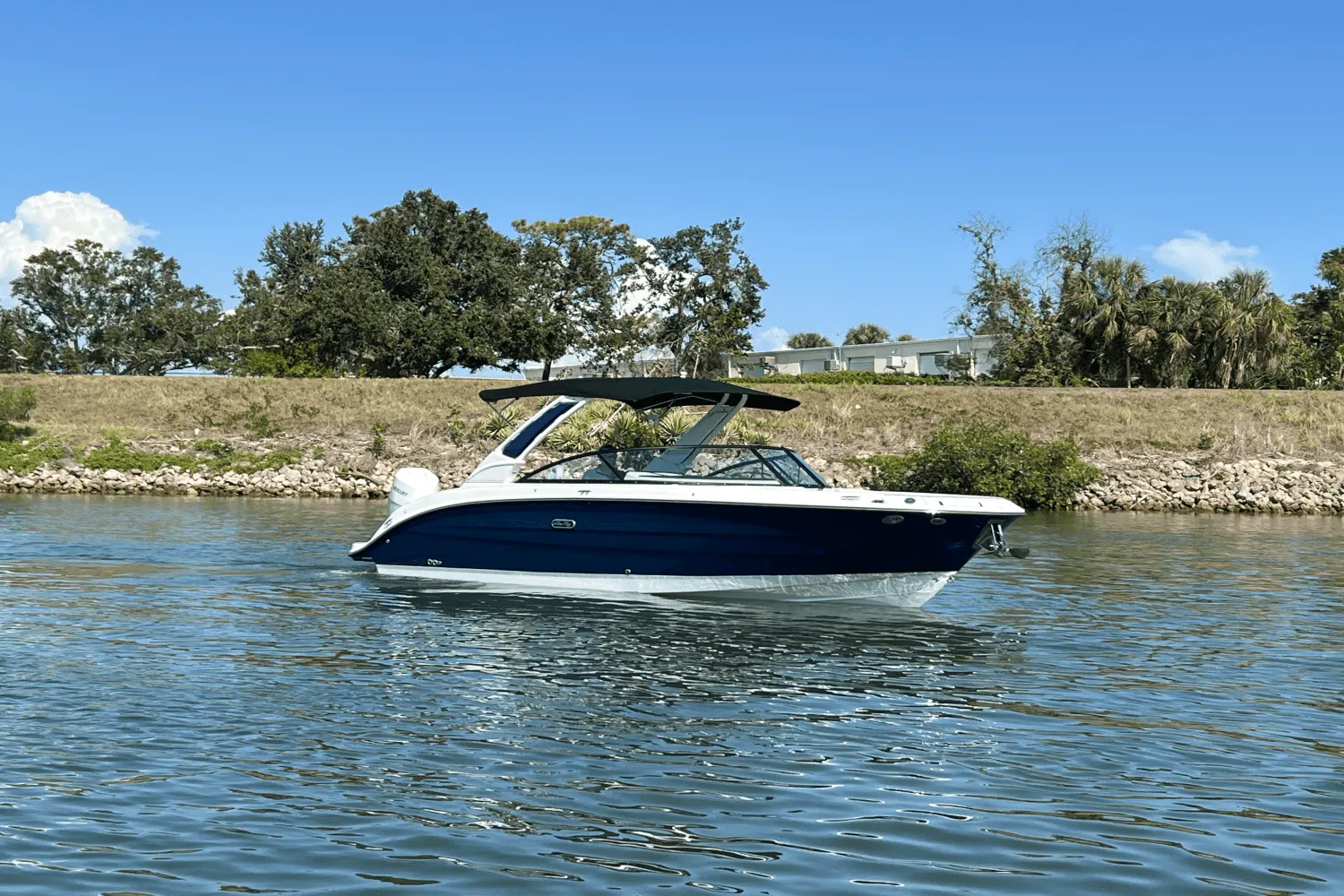 2025 Sea Ray SDX 270 Outboard Image Thumbnail #7