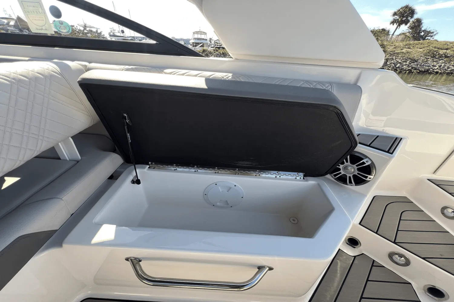 2025 Sea Ray SDX 270 Outboard Image Thumbnail #84