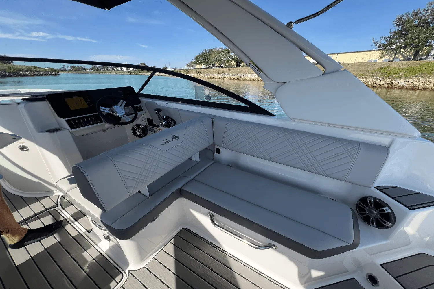 2025 Sea Ray SDX 270 Outboard Image Thumbnail #68