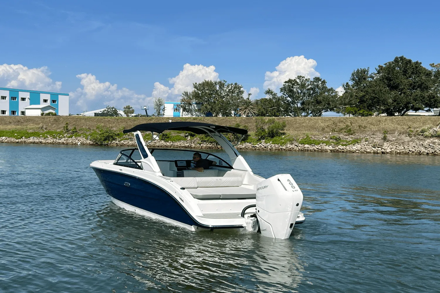 2025 Sea Ray SDX 270 Outboard Image Thumbnail #35