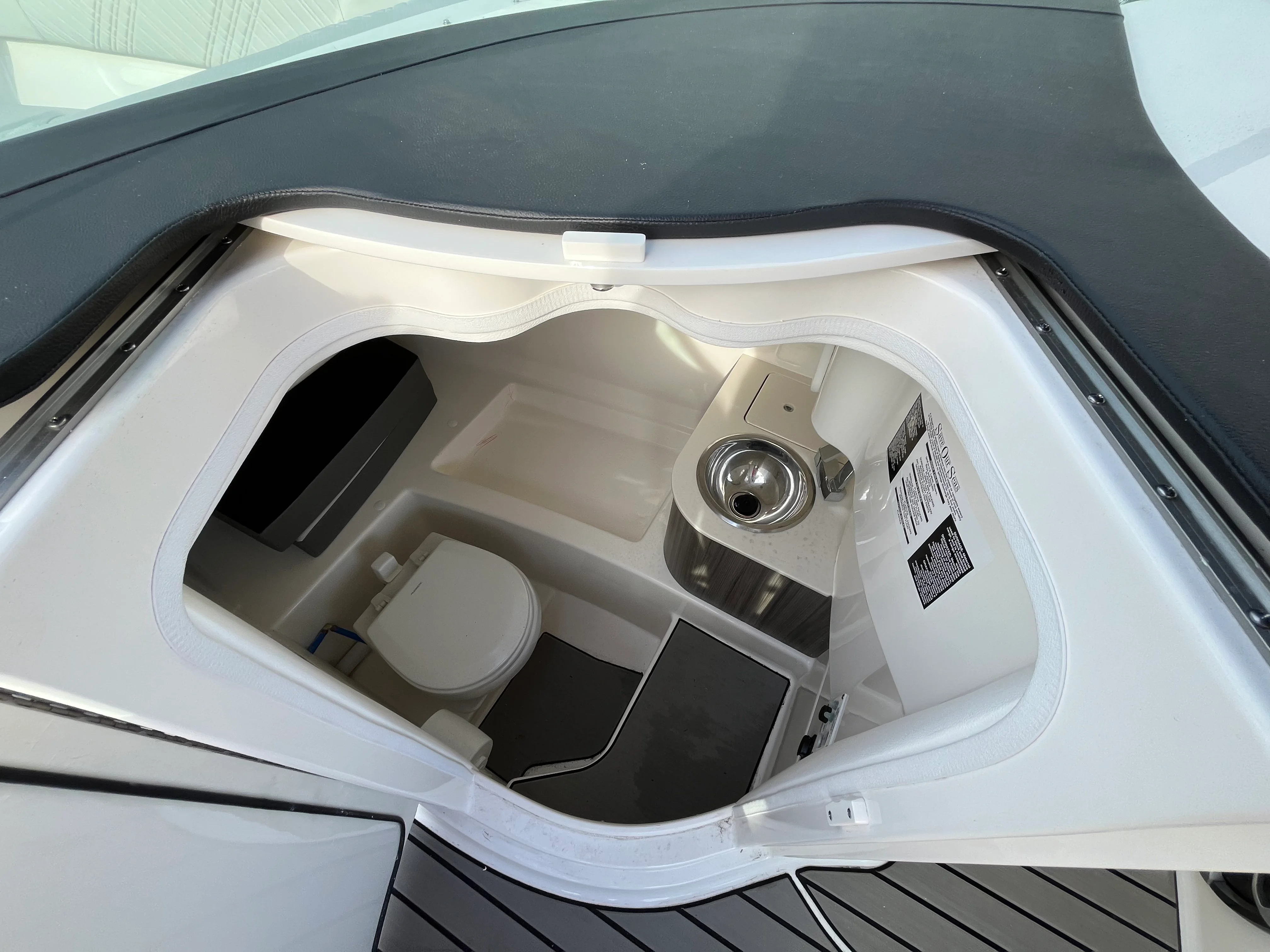 2025 Sea Ray SDX 270 Outboard Image Thumbnail #19