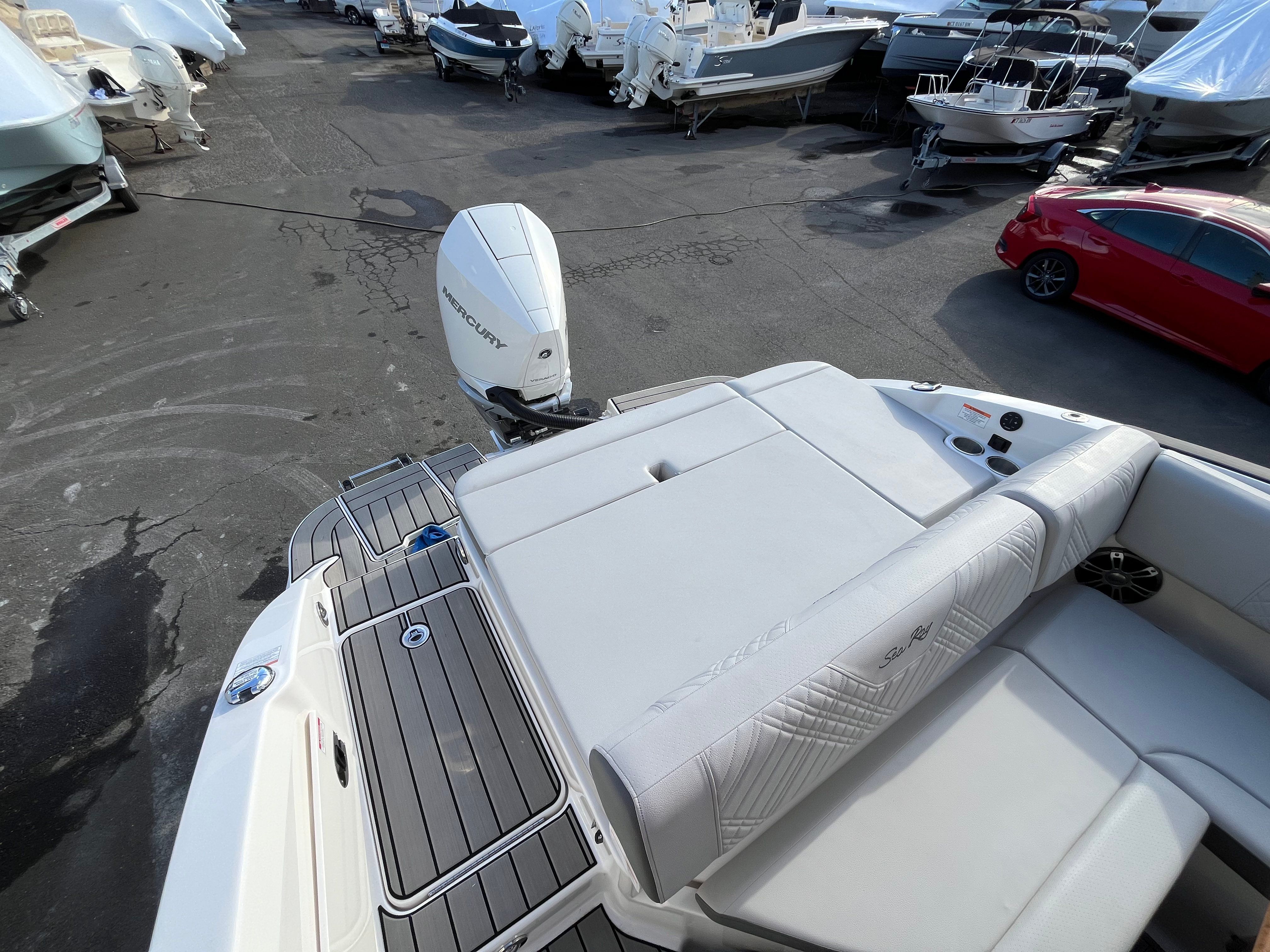 2025 Sea Ray SDX 270 Outboard Image Thumbnail #4