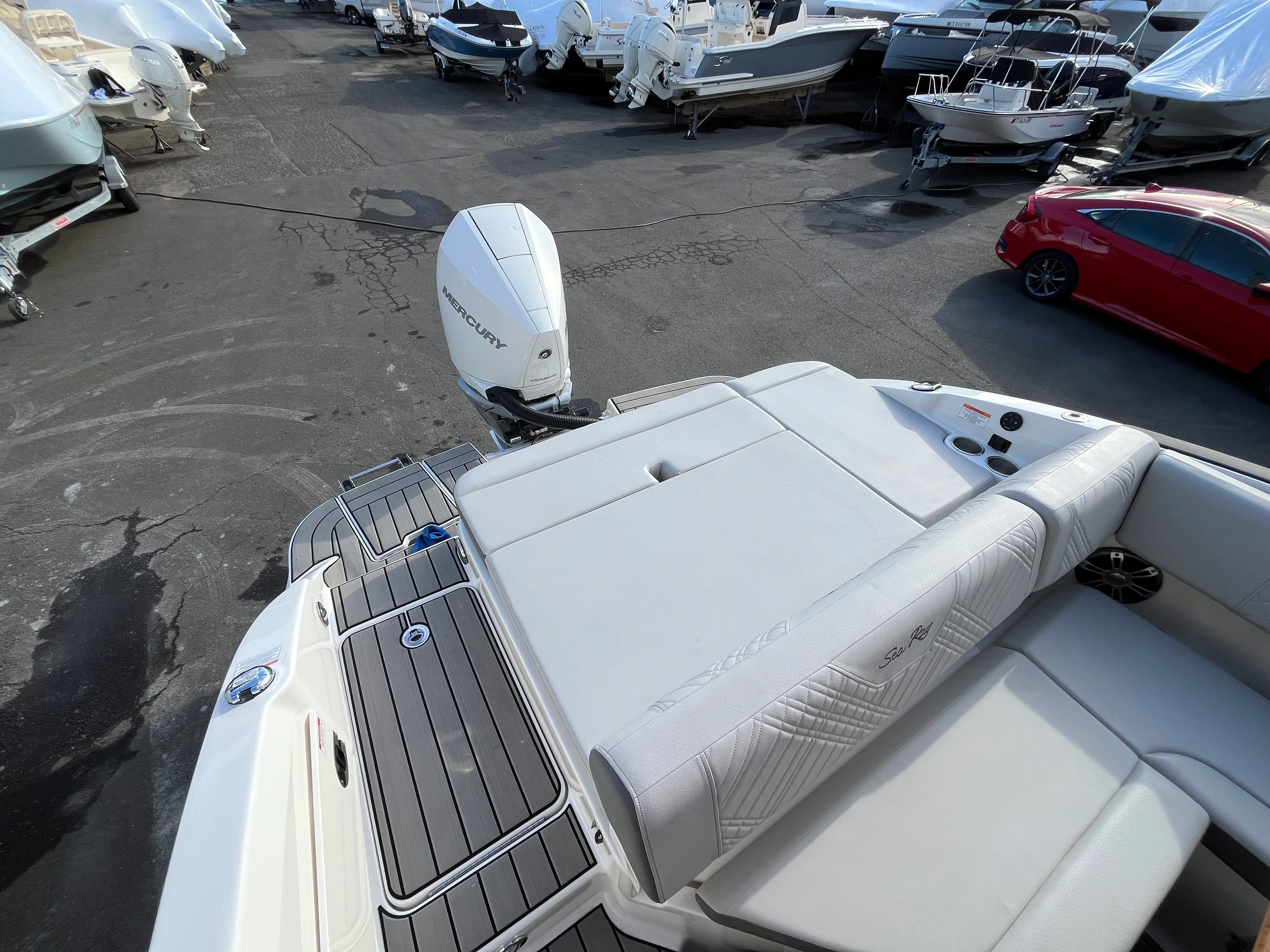 2025 Sea Ray SDX 270 Outboard Image Thumbnail #4