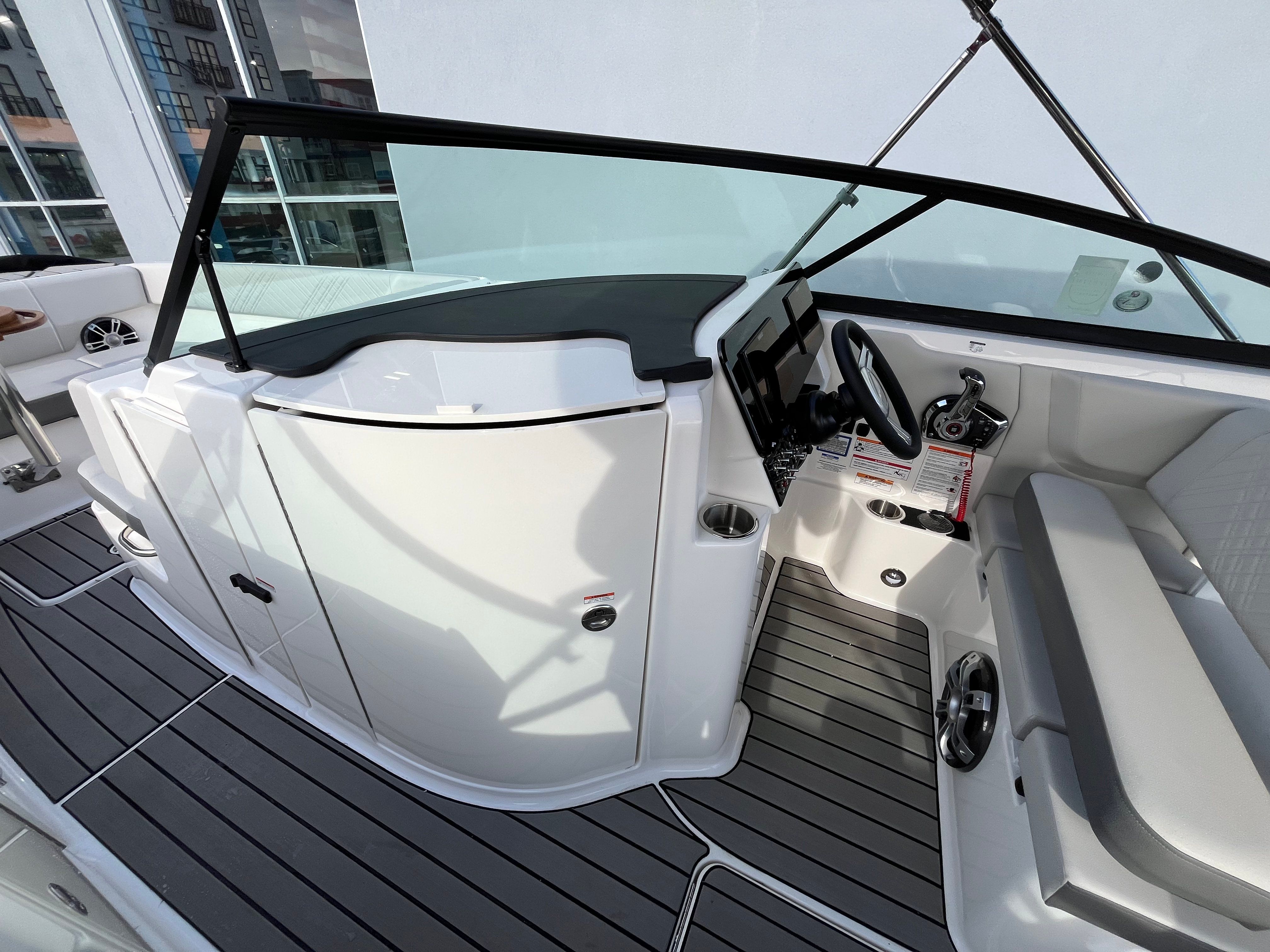 2025 Sea Ray SDX 270 Outboard Image Thumbnail #21