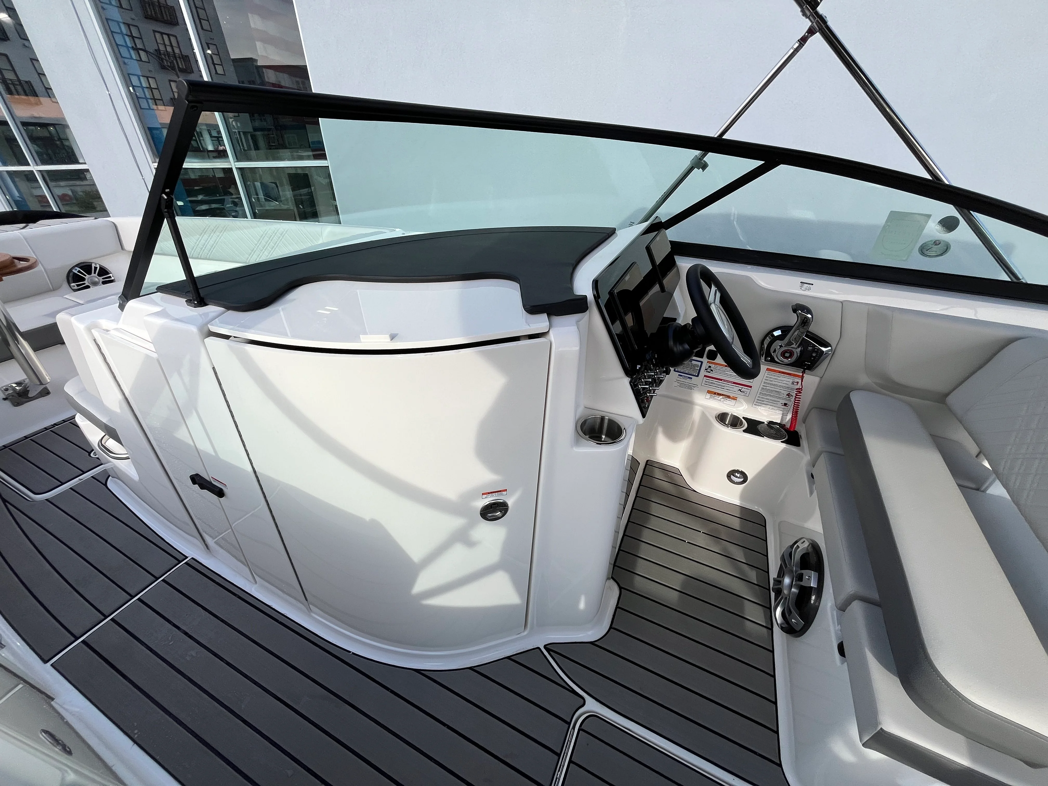 2025 Sea Ray SDX 270 Outboard Image Thumbnail #21