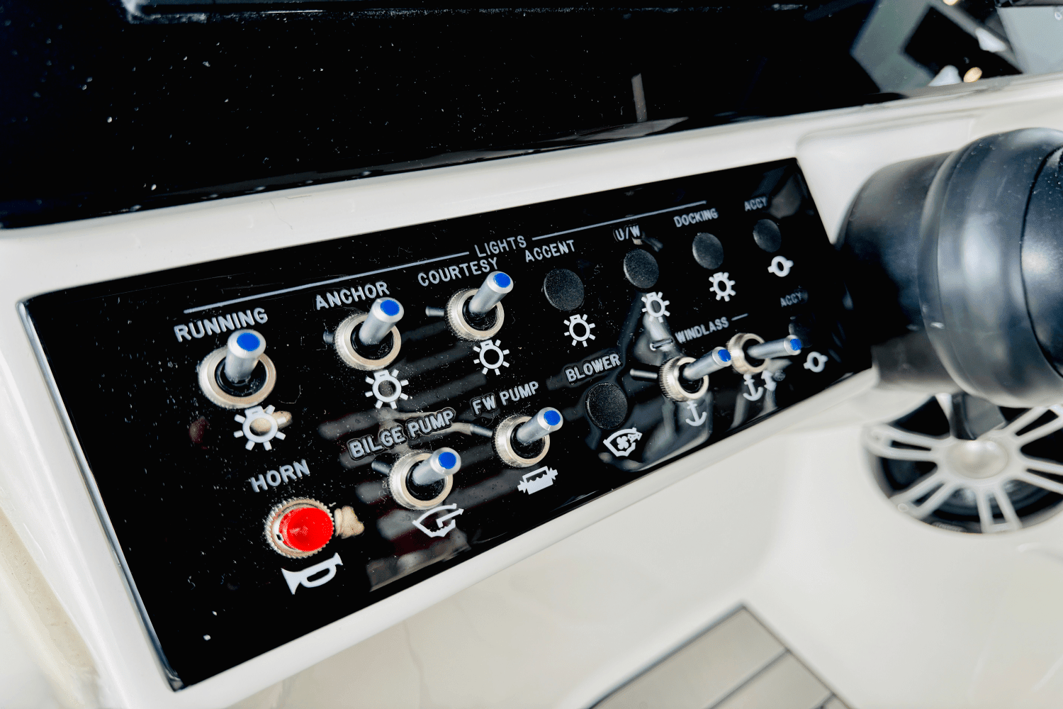 2025 Sea Ray SDX 270 Outboard Image Thumbnail #31