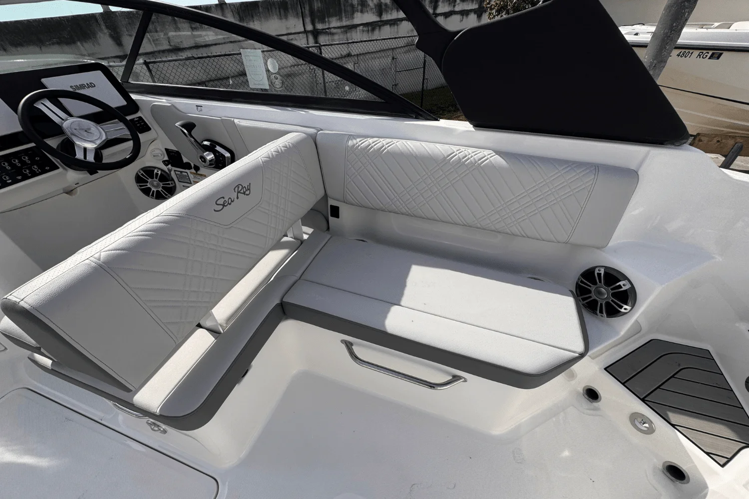 2025 Sea Ray SDX 270 Outboard Image Thumbnail #9