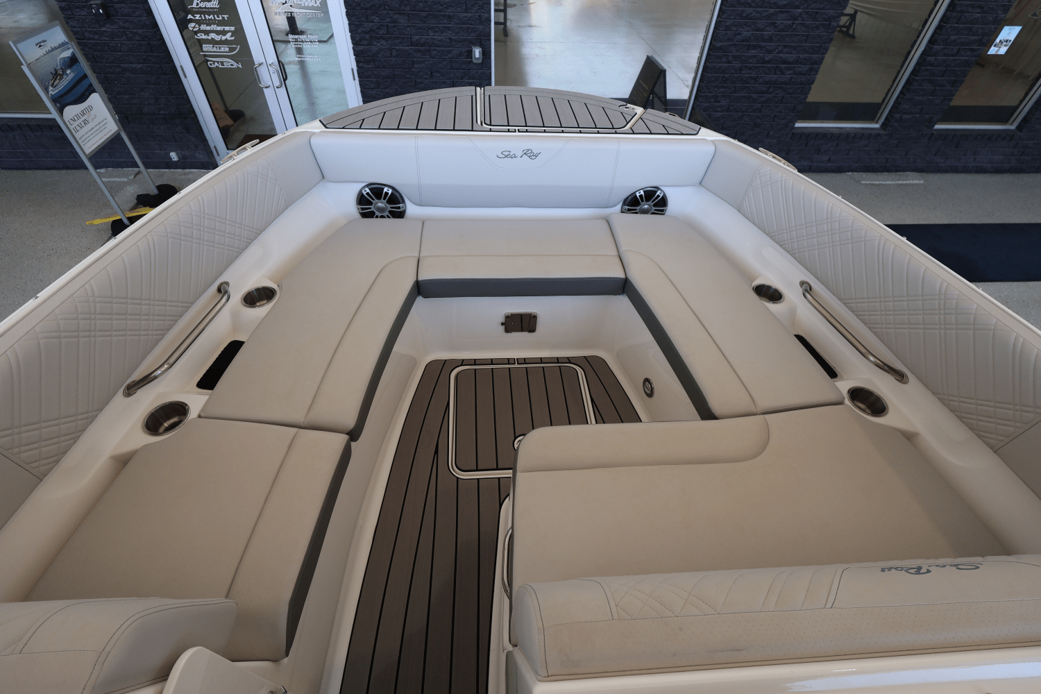 2025 Sea Ray SDX 270 Outboard Image Thumbnail #39