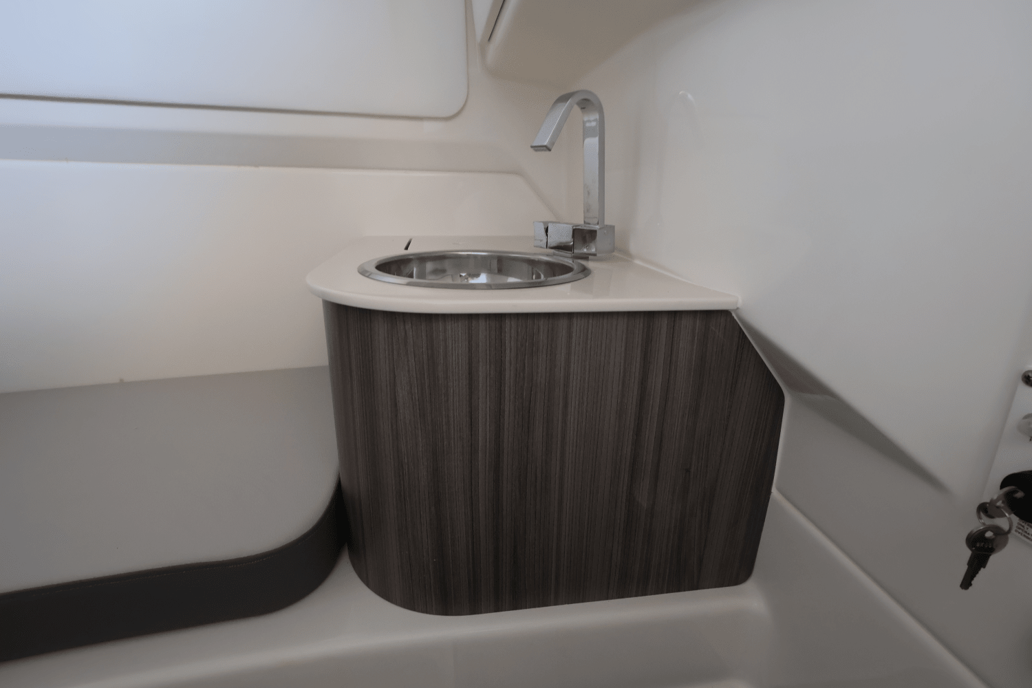2025 Sea Ray SDX 270 Outboard Image Thumbnail #35