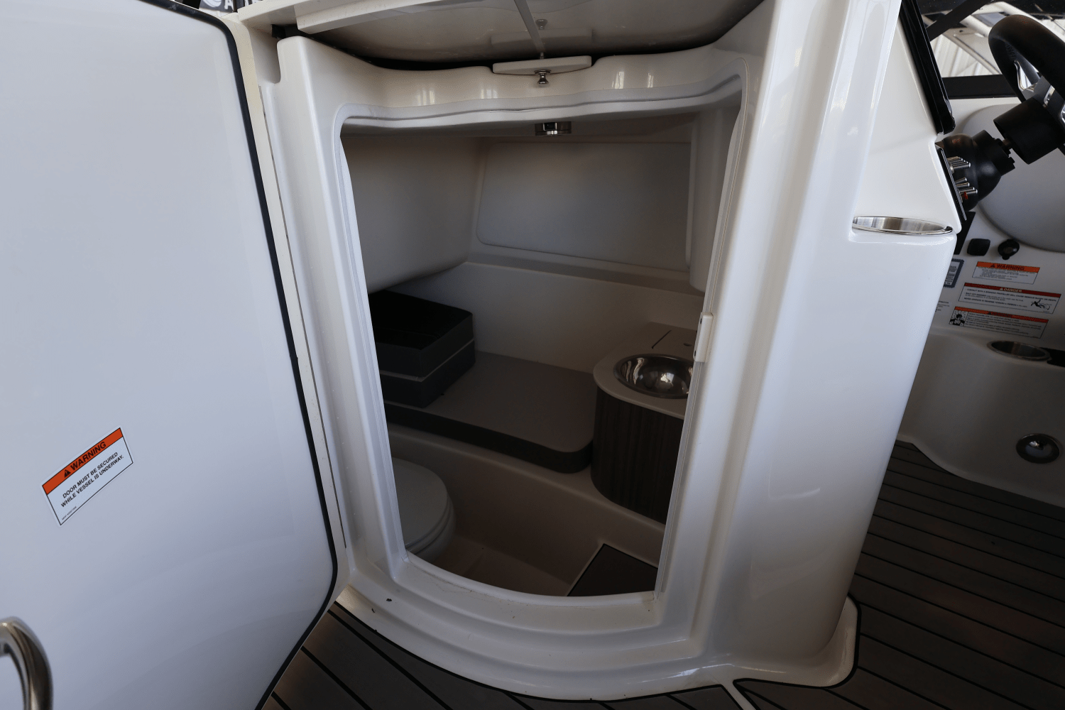 2025 Sea Ray SDX 270 Outboard Image Thumbnail #32