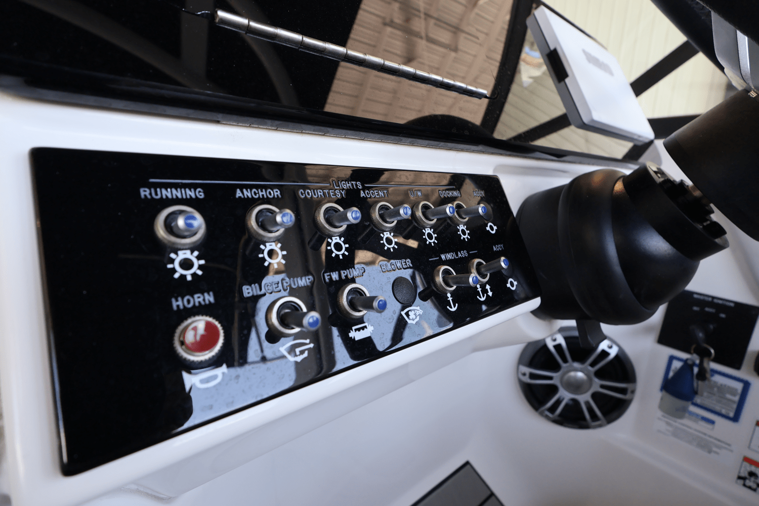2025 Sea Ray SDX 270 Outboard Image Thumbnail #29