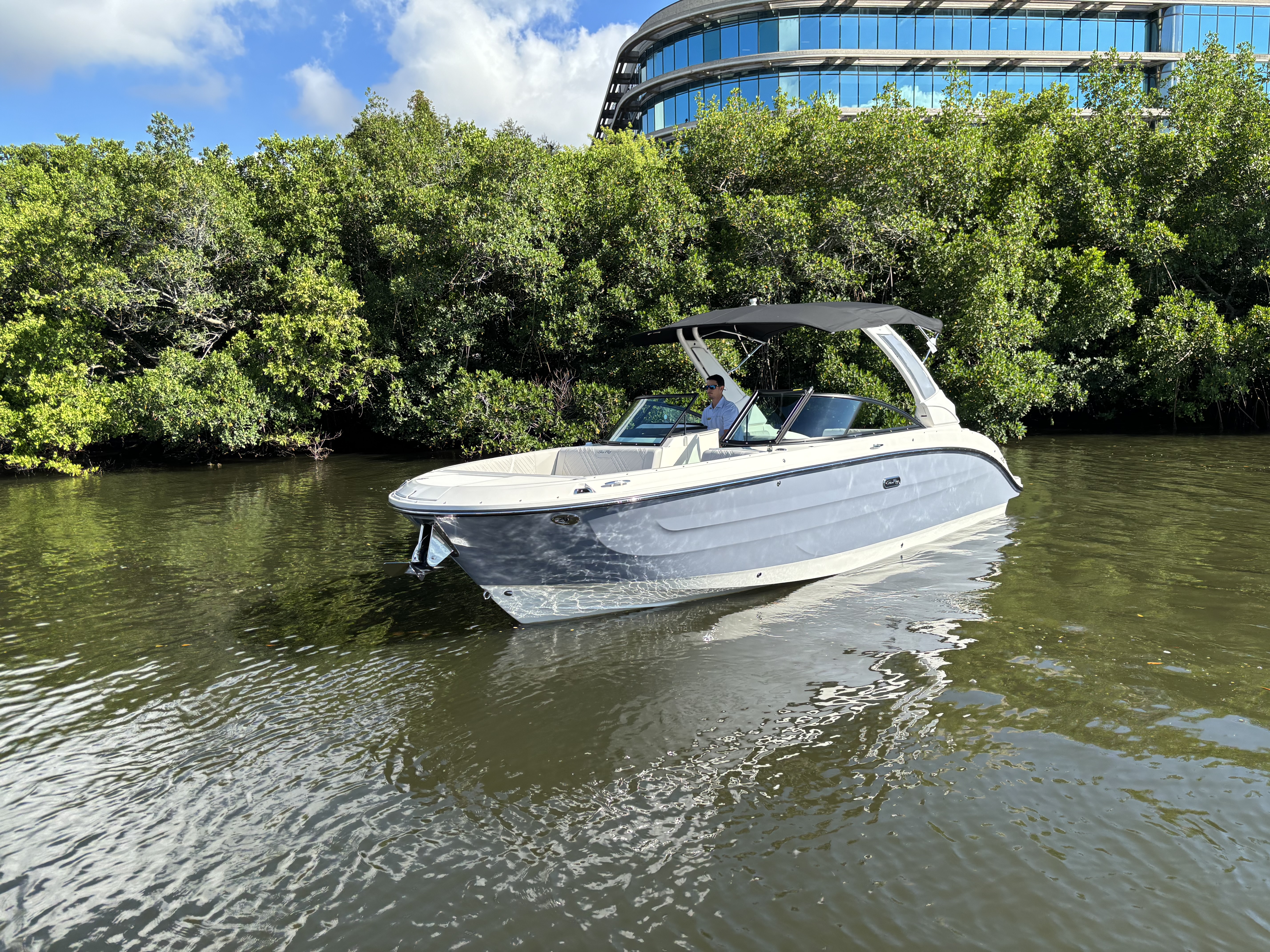2025 Sea Ray SDX 270 Outboard Image Thumbnail #4