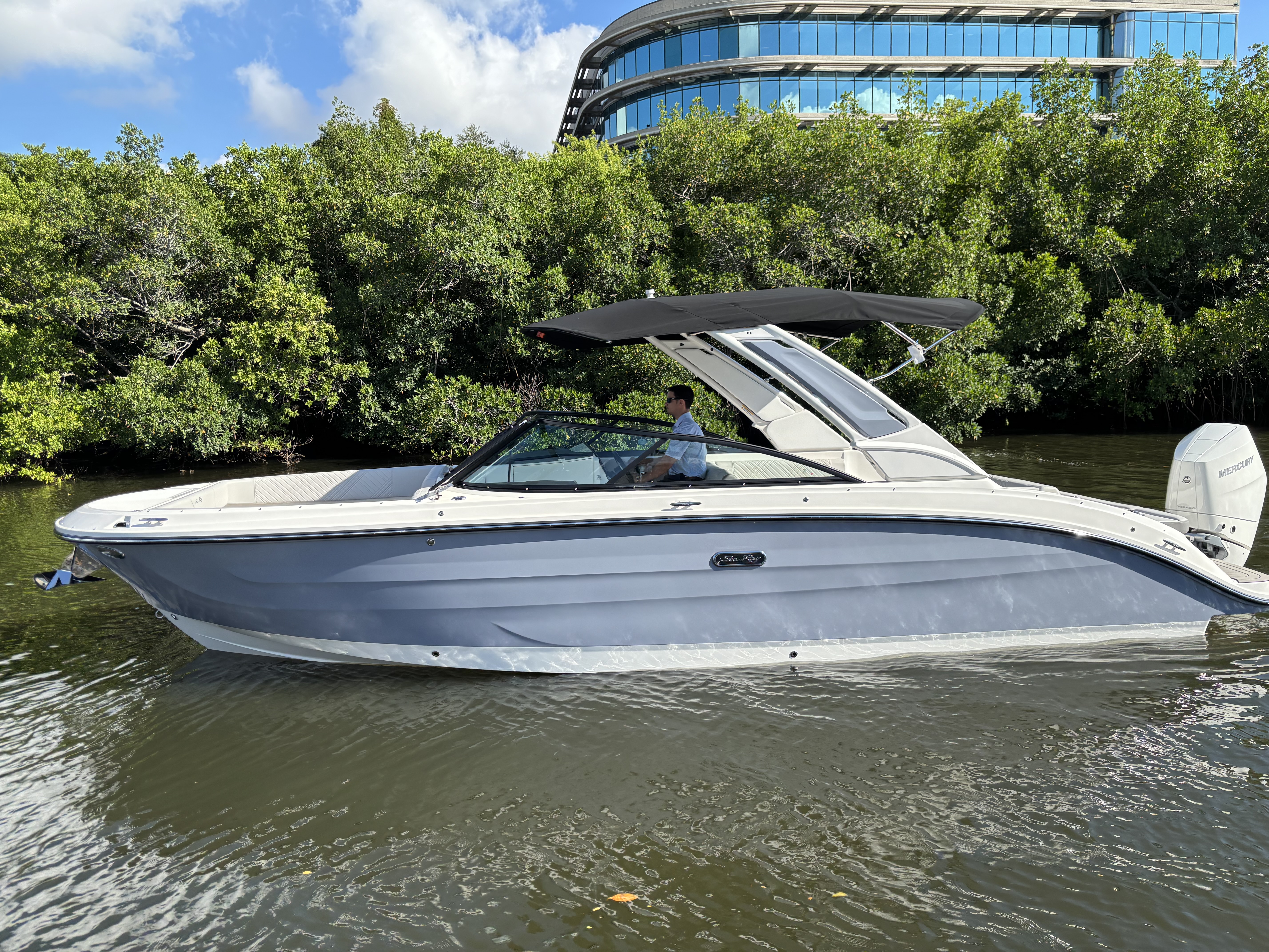 2025 Sea Ray SDX 270 Outboard Image Thumbnail #5