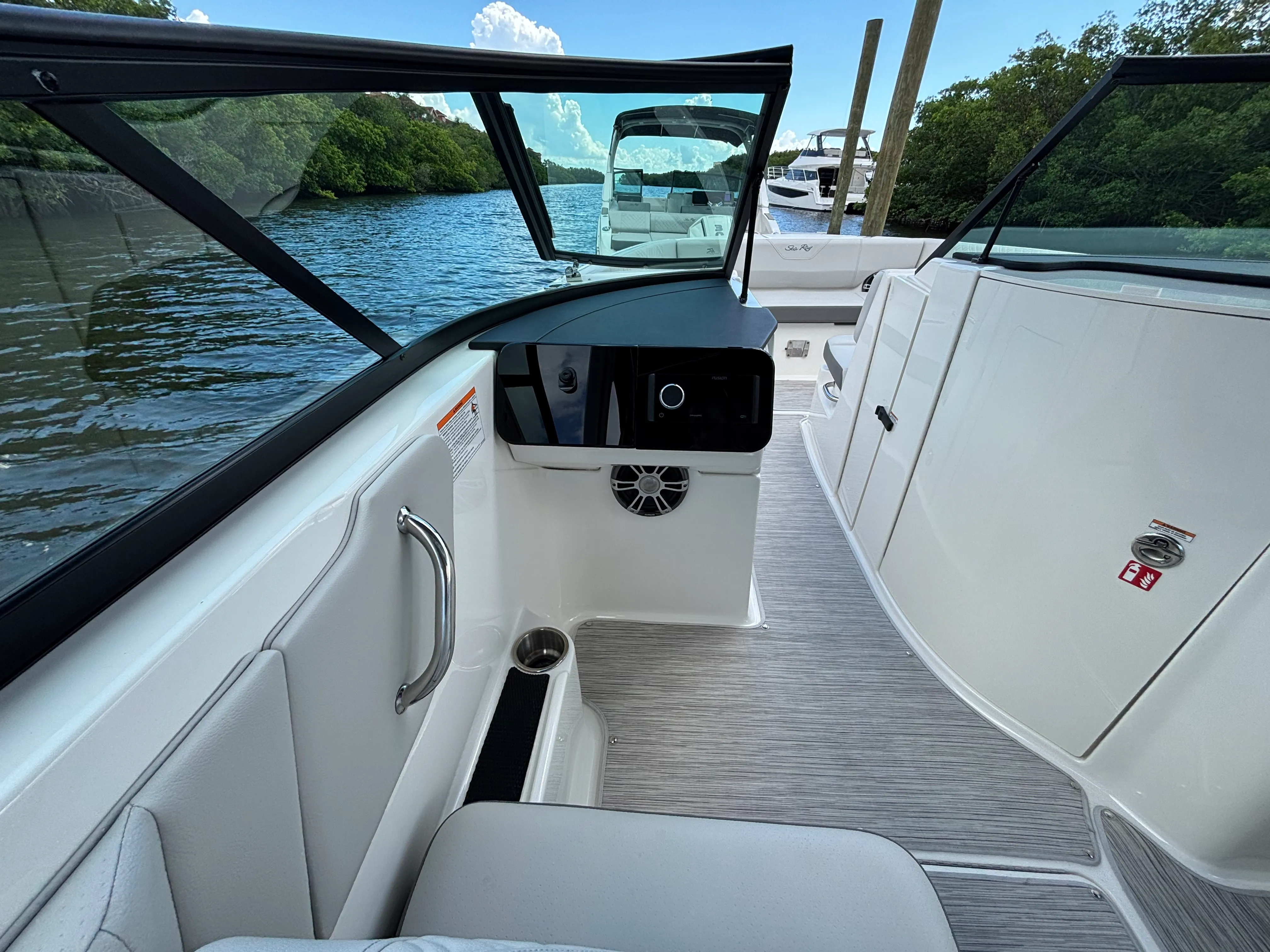 2025 Sea Ray SDX 270 Outboard Image Thumbnail #16