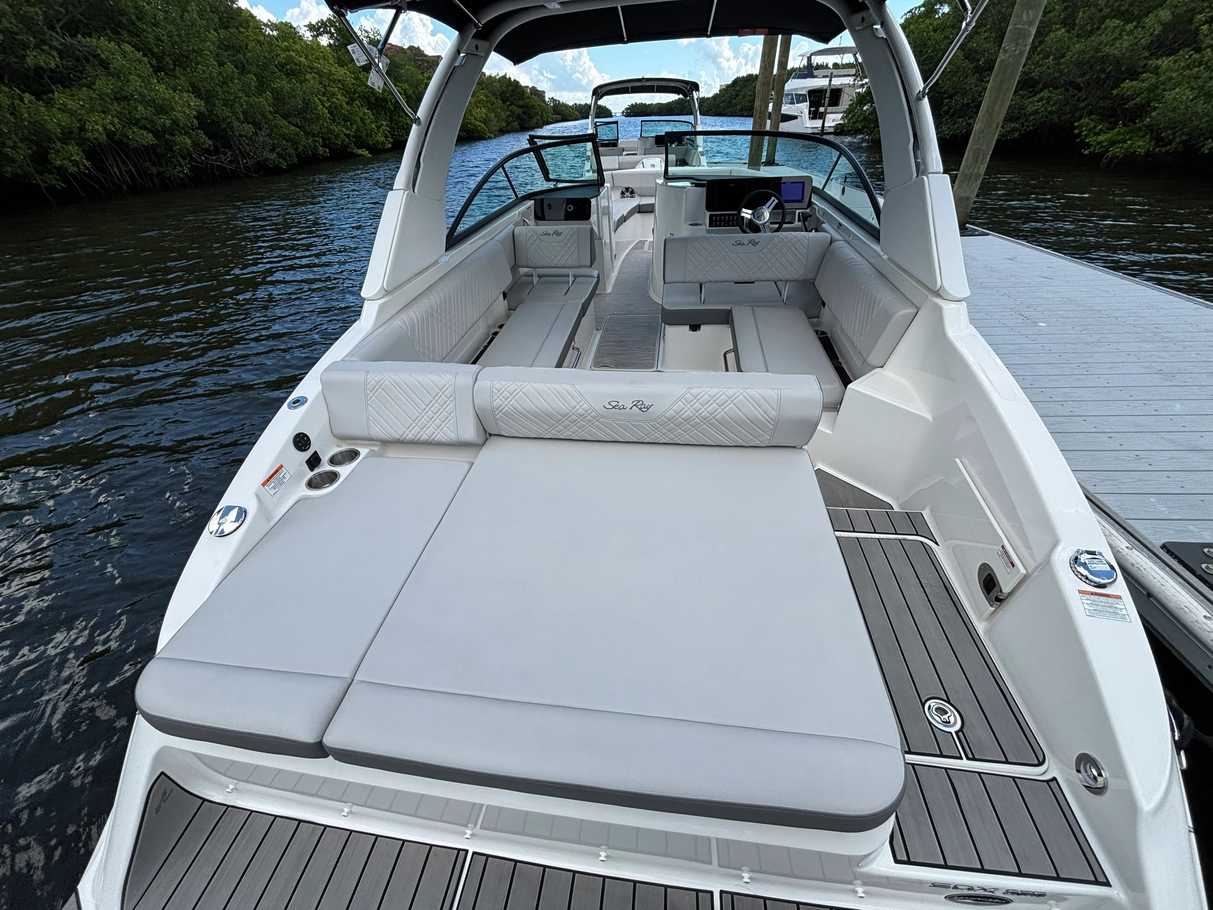 2025 Sea Ray SDX 270 Outboard Image Thumbnail #8