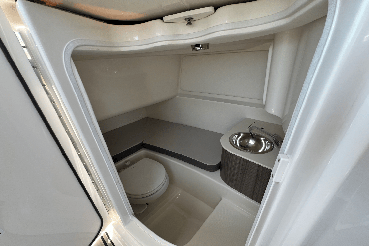 2025 Sea Ray SDX 270 Outboard Image Thumbnail #31