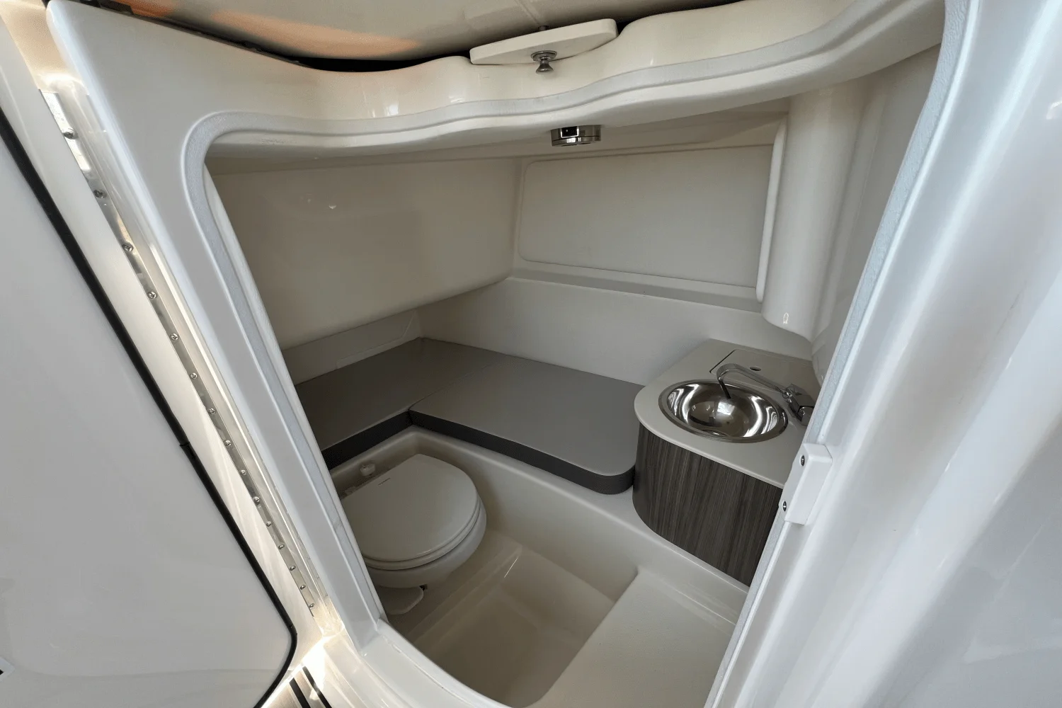 2025 Sea Ray SDX 270 Outboard Image Thumbnail #31