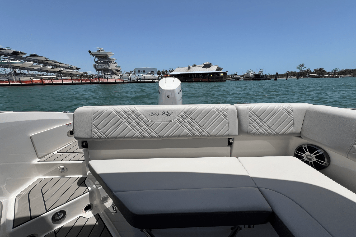 2025 Sea Ray SDX 270 Outboard Image Thumbnail #21