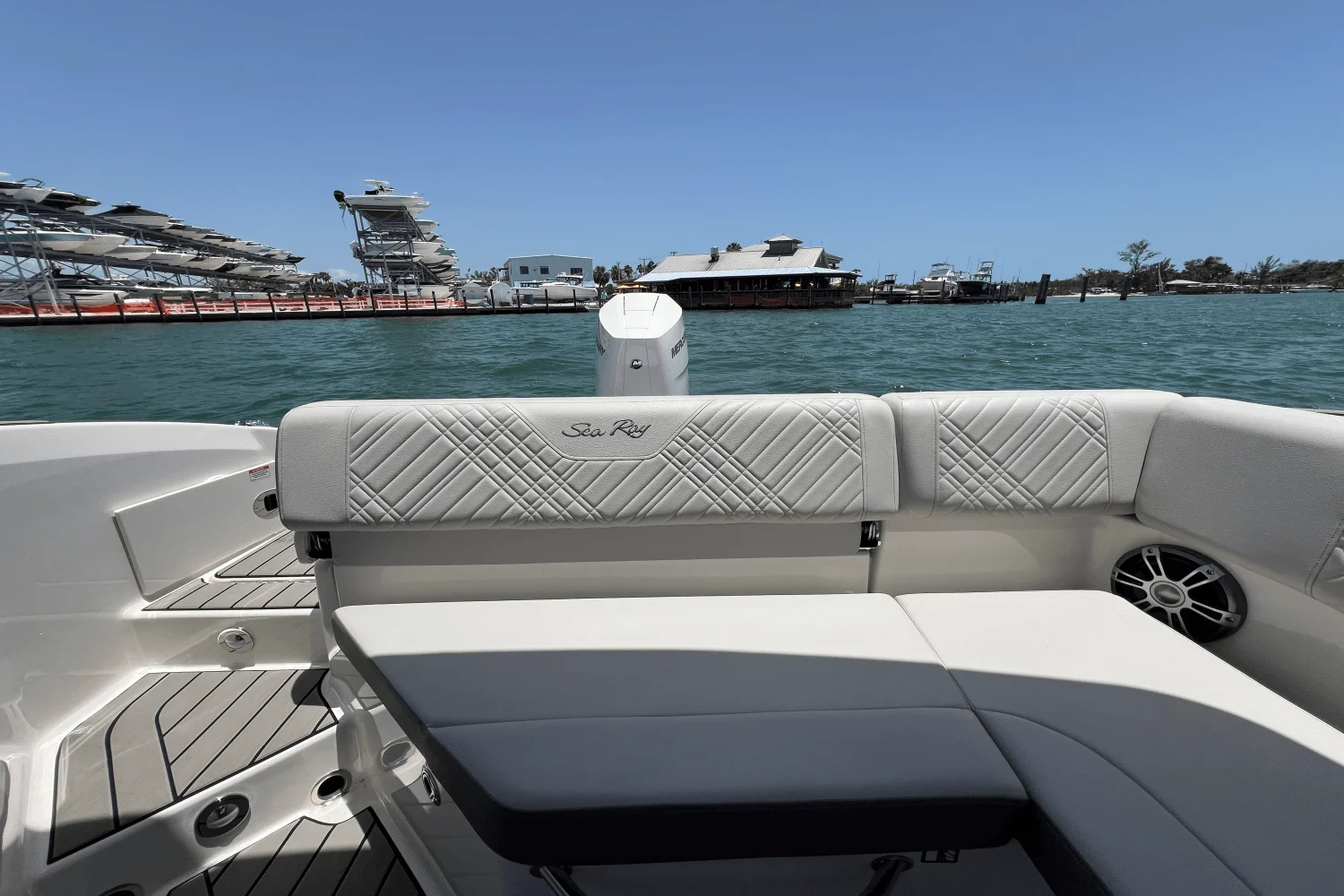 2025 Sea Ray SDX 270 Outboard Image Thumbnail #21