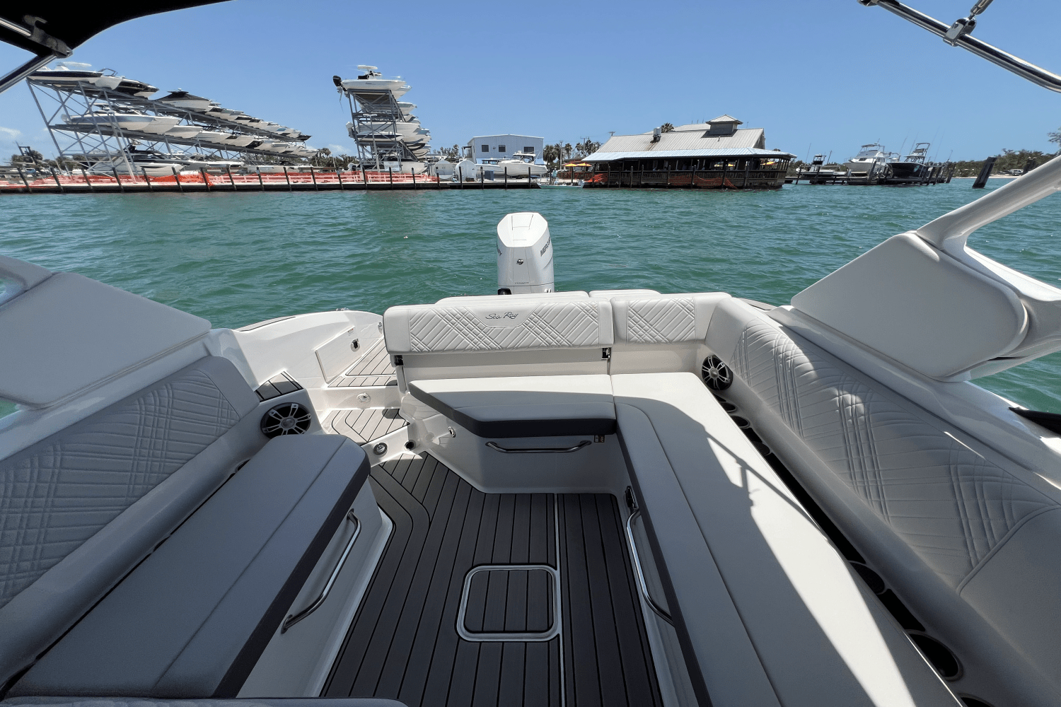 2025 Sea Ray SDX 270 Outboard Image Thumbnail #18