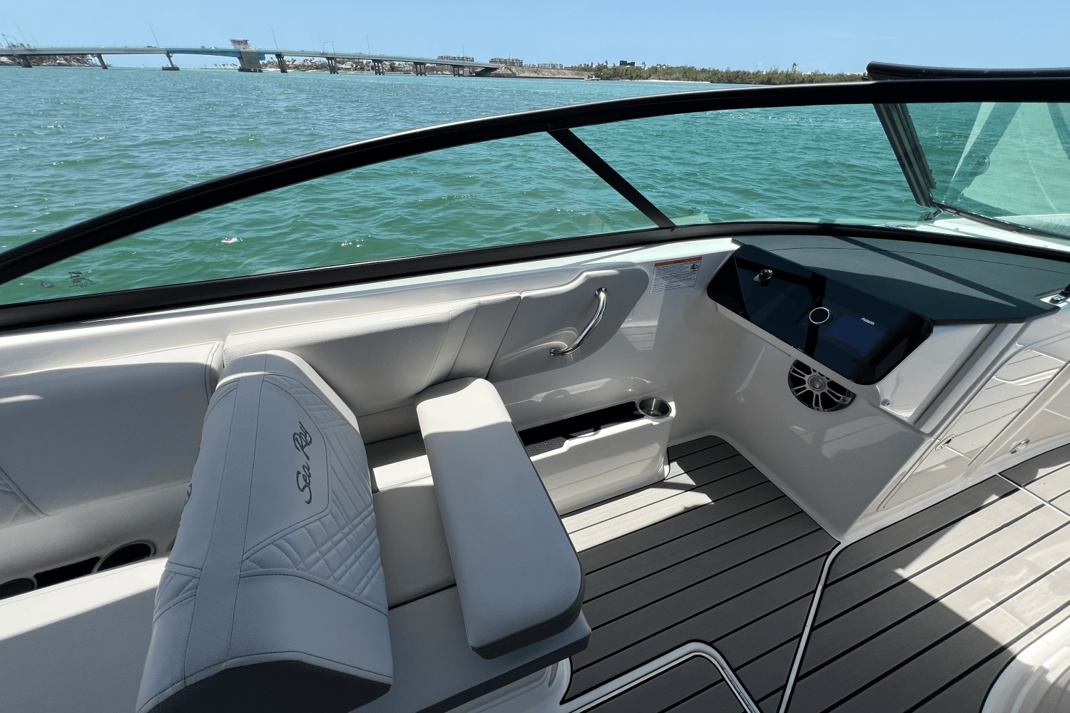 2025 Sea Ray SDX 270 Outboard Image Thumbnail #15