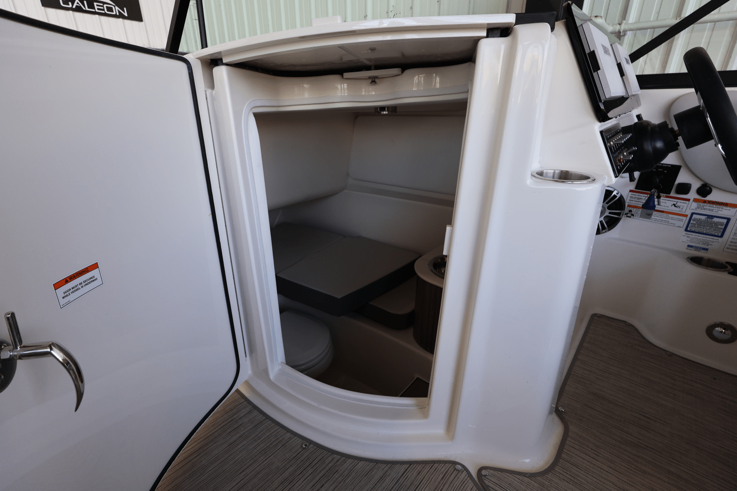 2025 Sea Ray SDX 270 Outboard Image Thumbnail #31