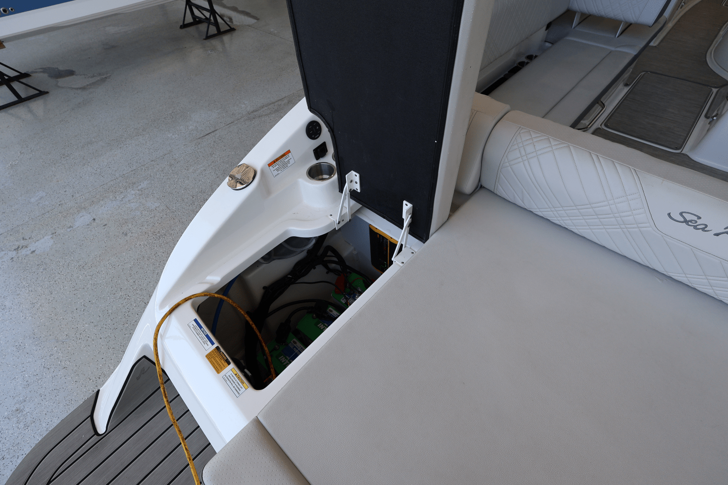 2025 Sea Ray SDX 270 Outboard Image Thumbnail #38