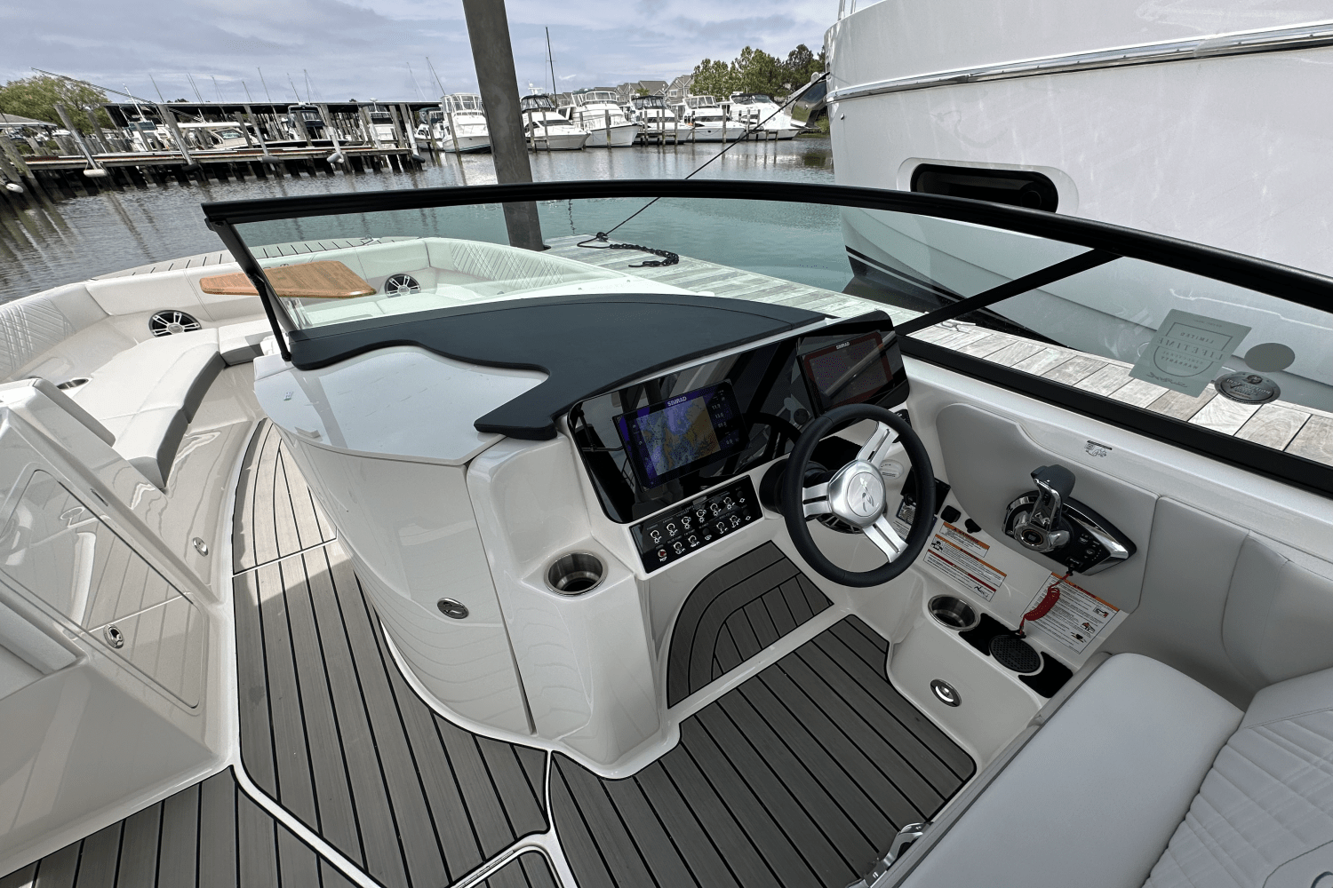 2025 Sea Ray SDX 270 Outboard Image Thumbnail #29