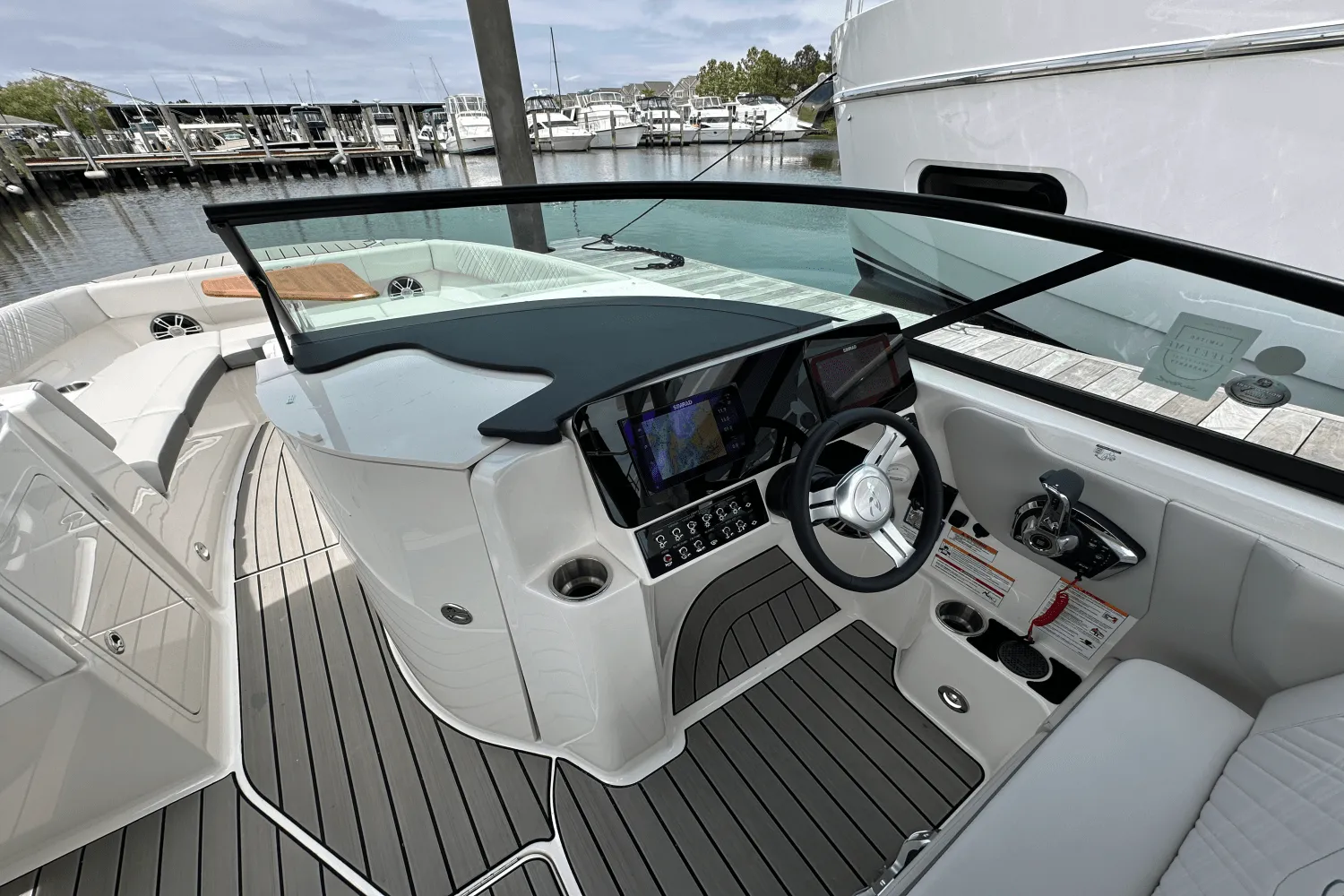 2025 Sea Ray SDX 270 Outboard Image Thumbnail #29